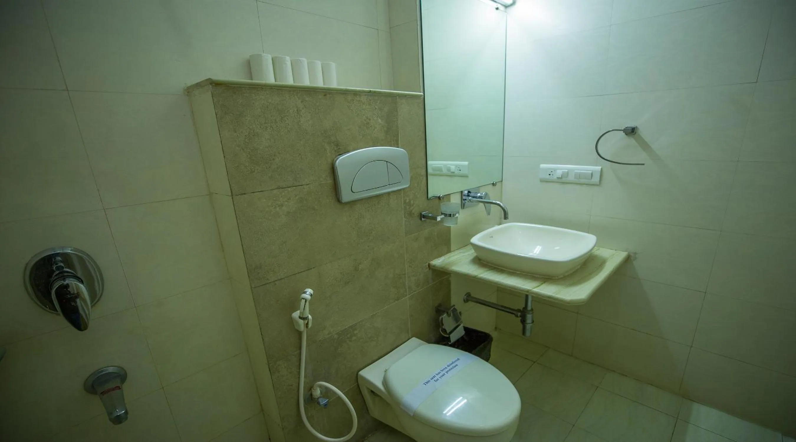Bathroom in Nahargarh Haveli-Near Train station Metro
