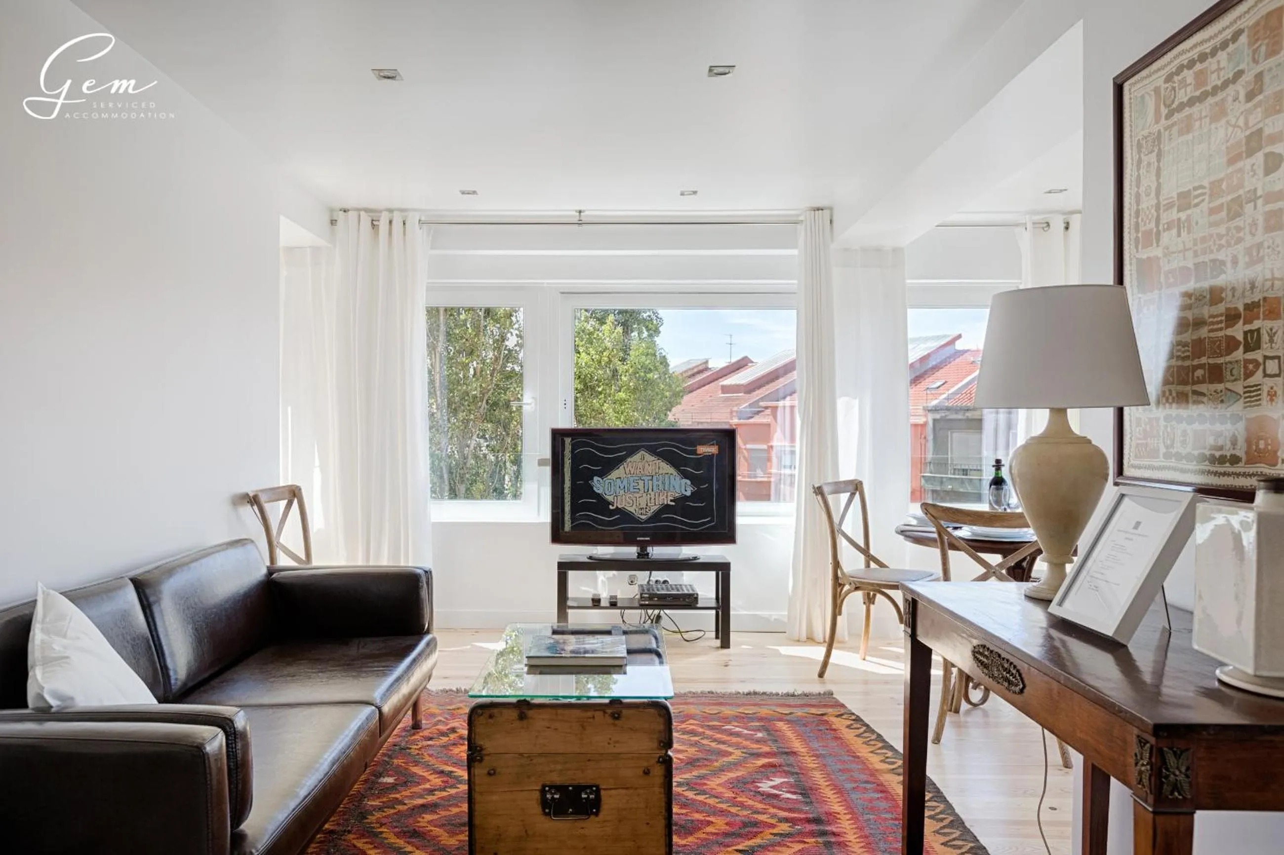 TV and multimedia in Seven Rivers Luxury Apartment