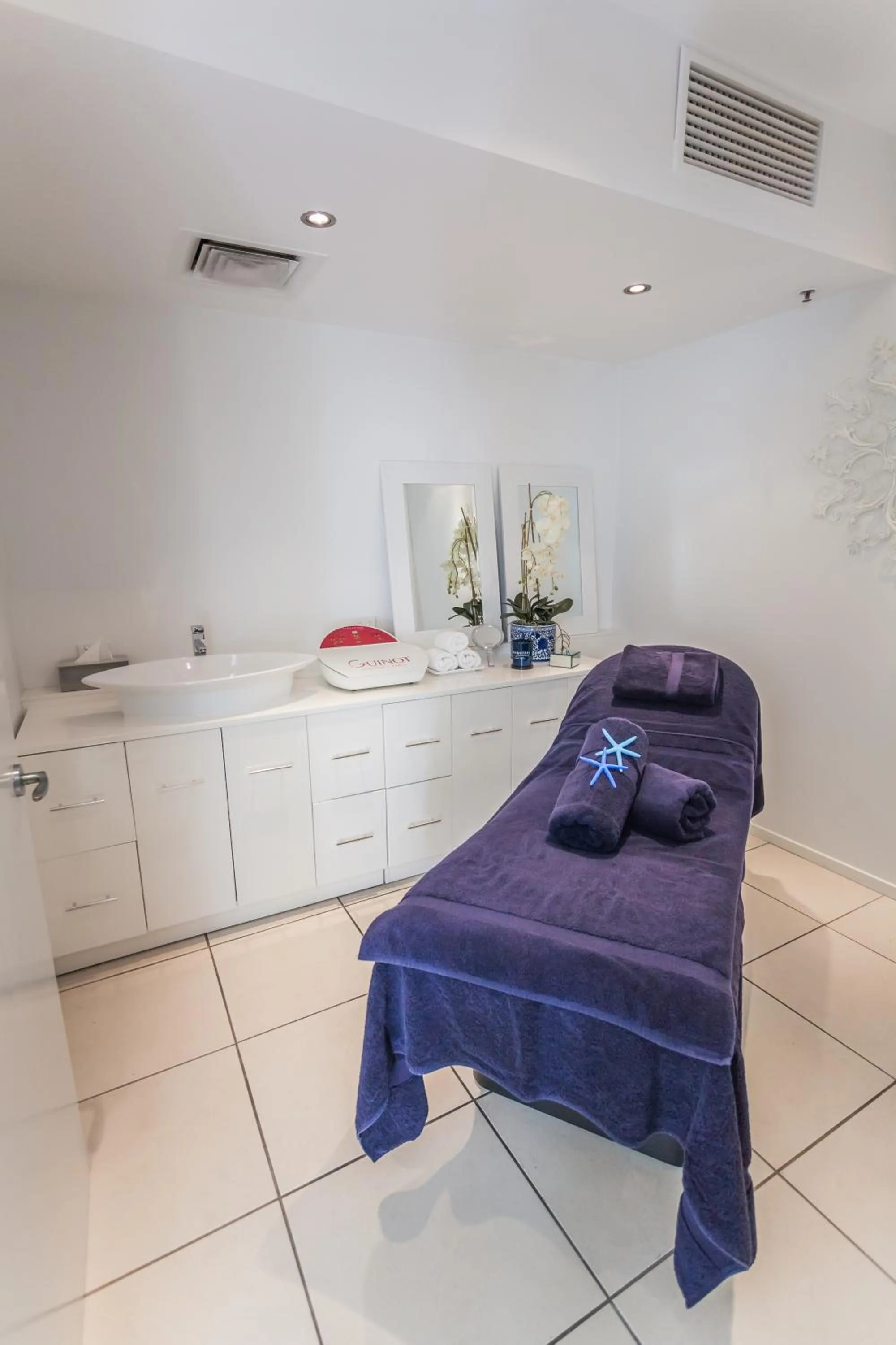 Property building, Bed in Maldives Resort Main Beach, Gold Coast