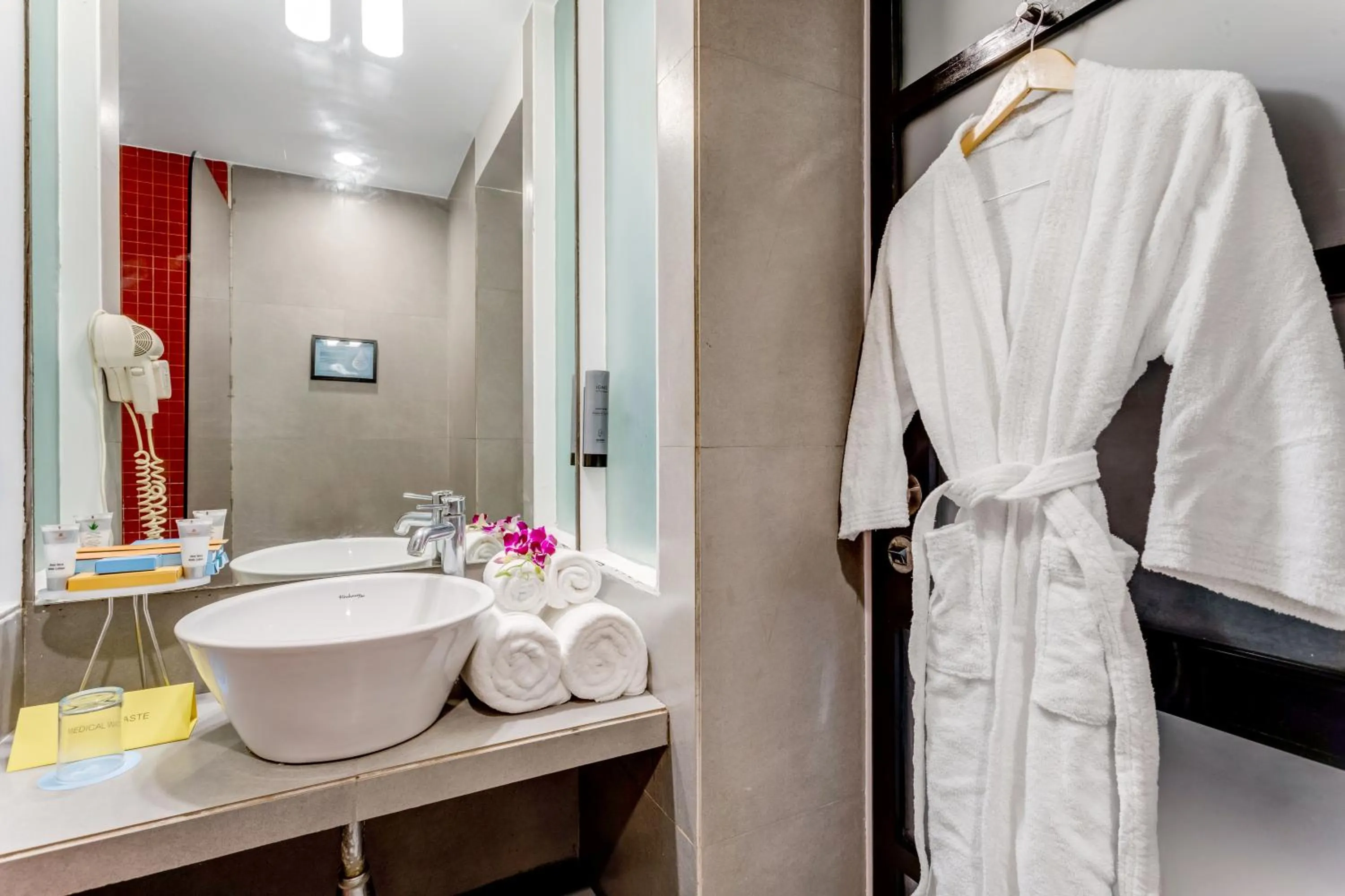 Shower in Whispering Palms Beach Resort