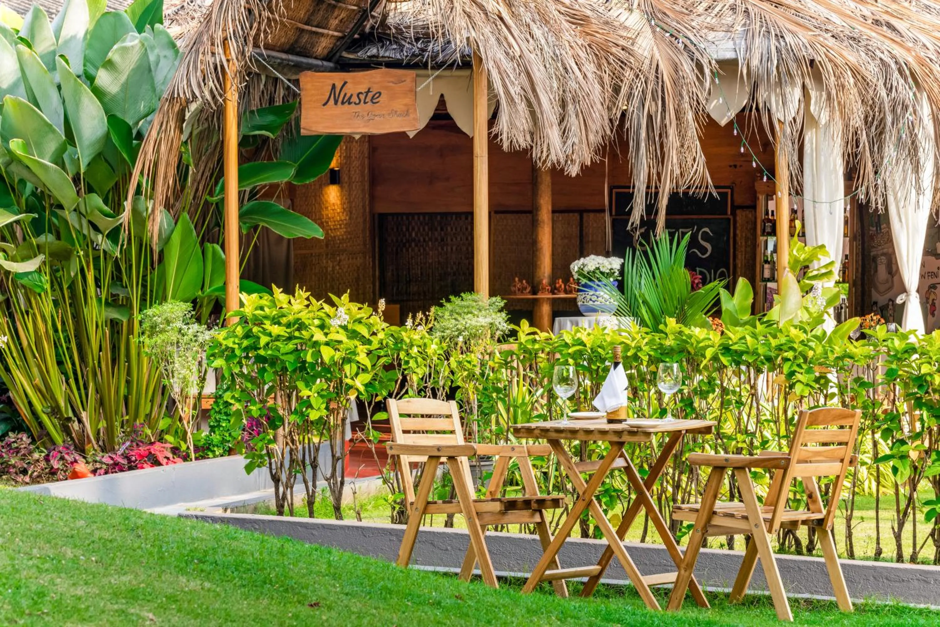 Restaurant/places to eat in Whispering Palms Beach Resort
