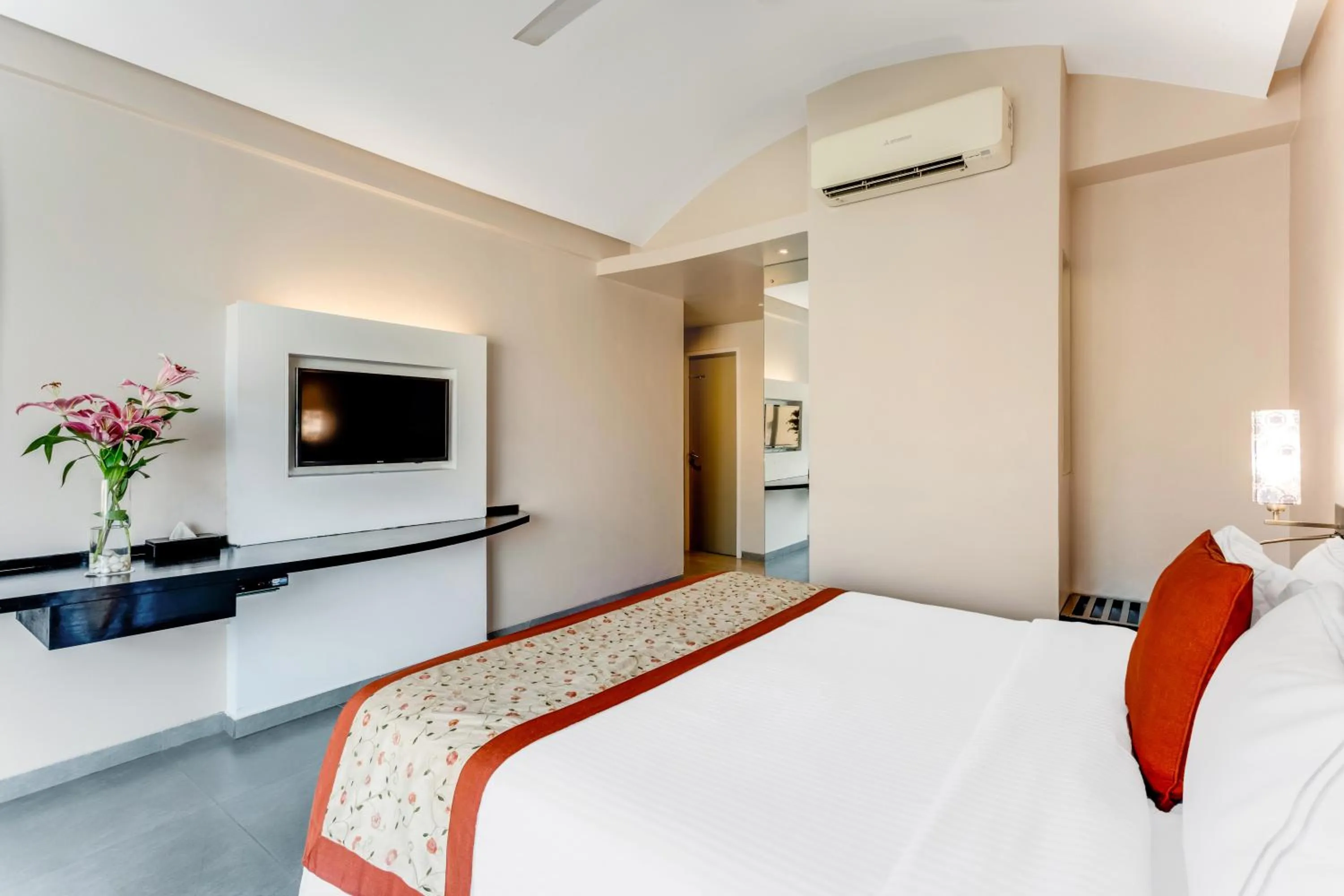 Communal lounge/ TV room, Bed in Whispering Palms Beach Resort