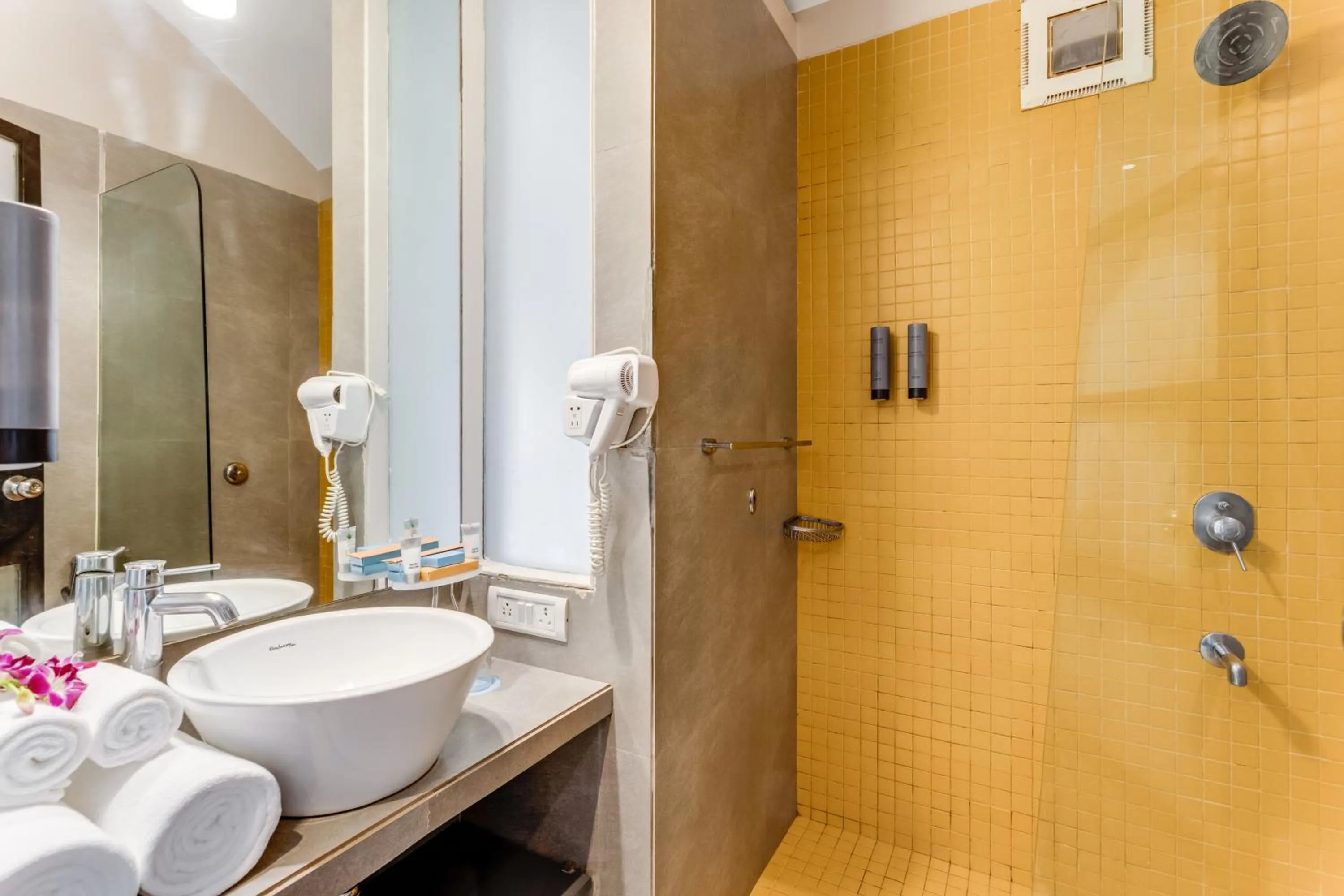 Shower in Whispering Palms Beach Resort