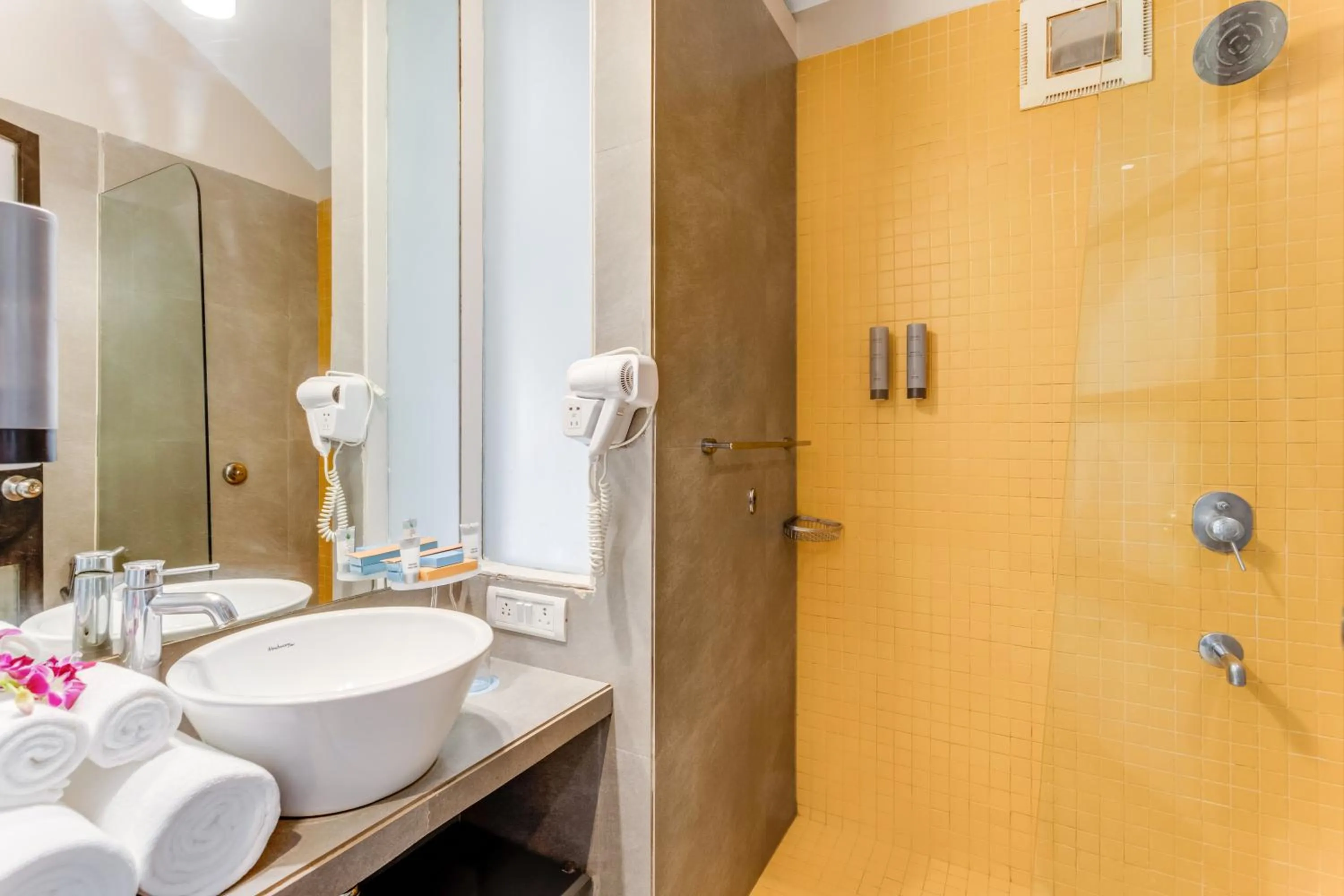 Shower in Whispering Palms Beach Resort