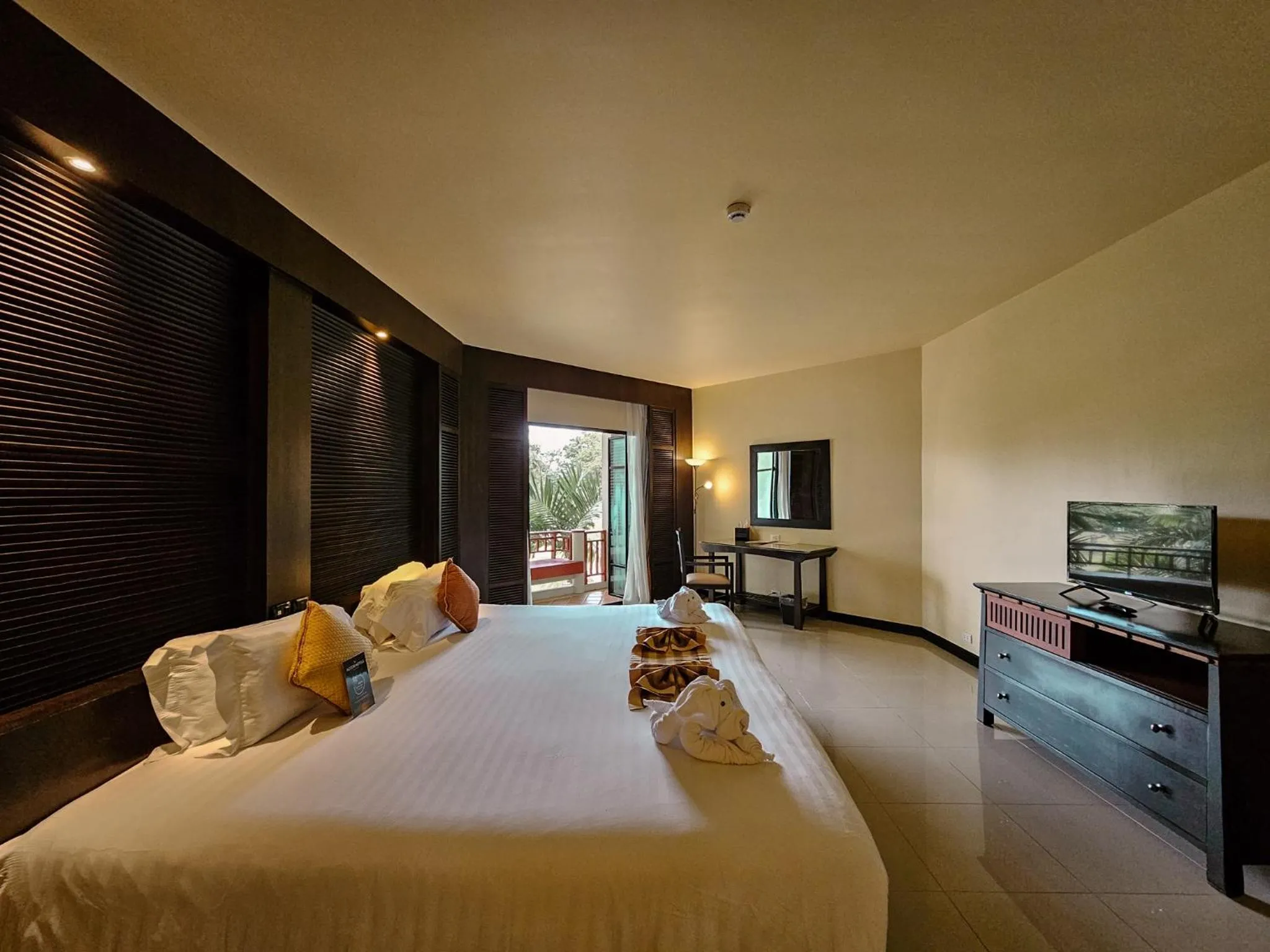 Bed in The Nouveau Chumphon Beach Resort And Golf