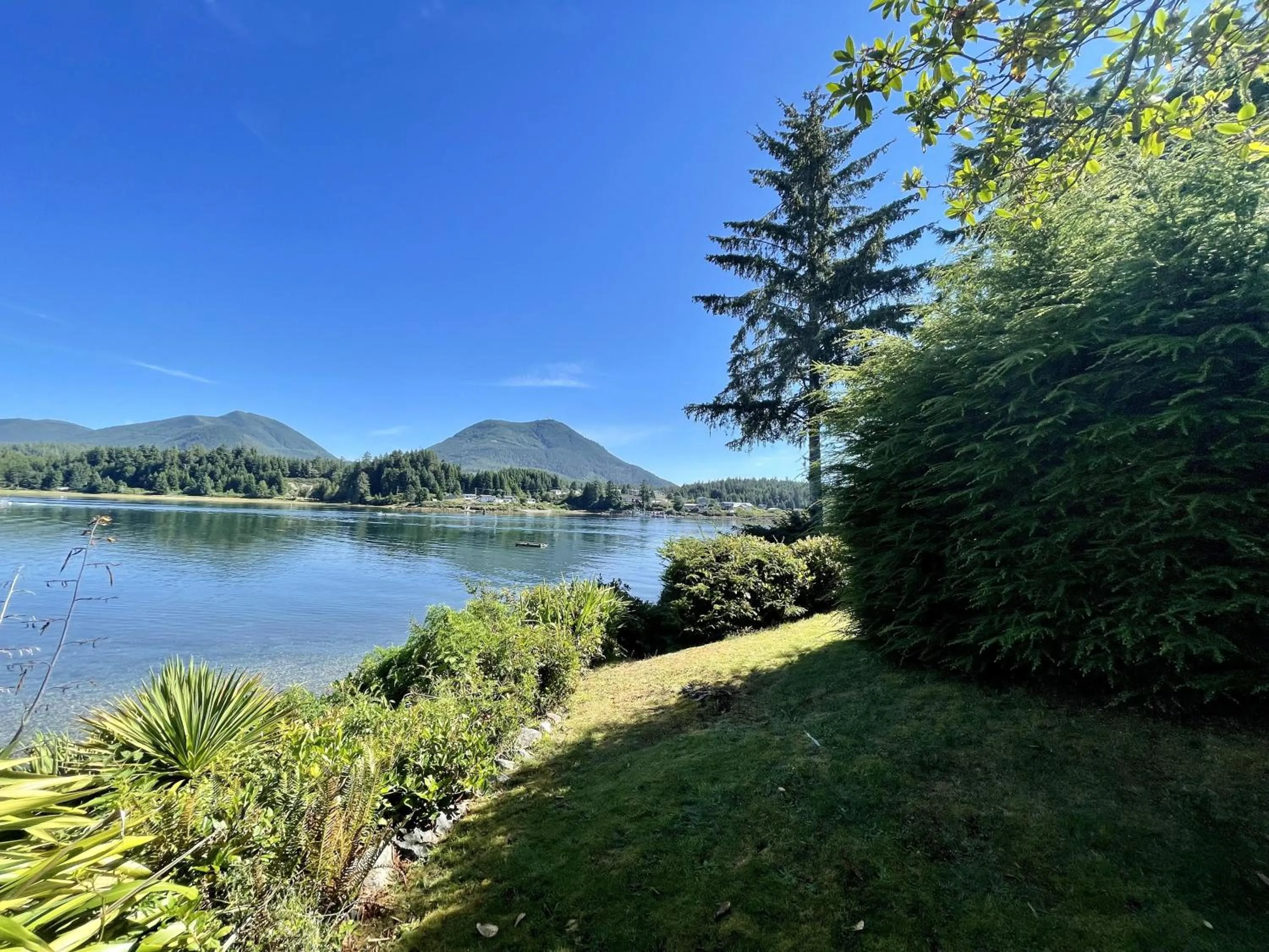 Property building in Beautiful Oceanfront Cabin With Hot Tub! - Gww