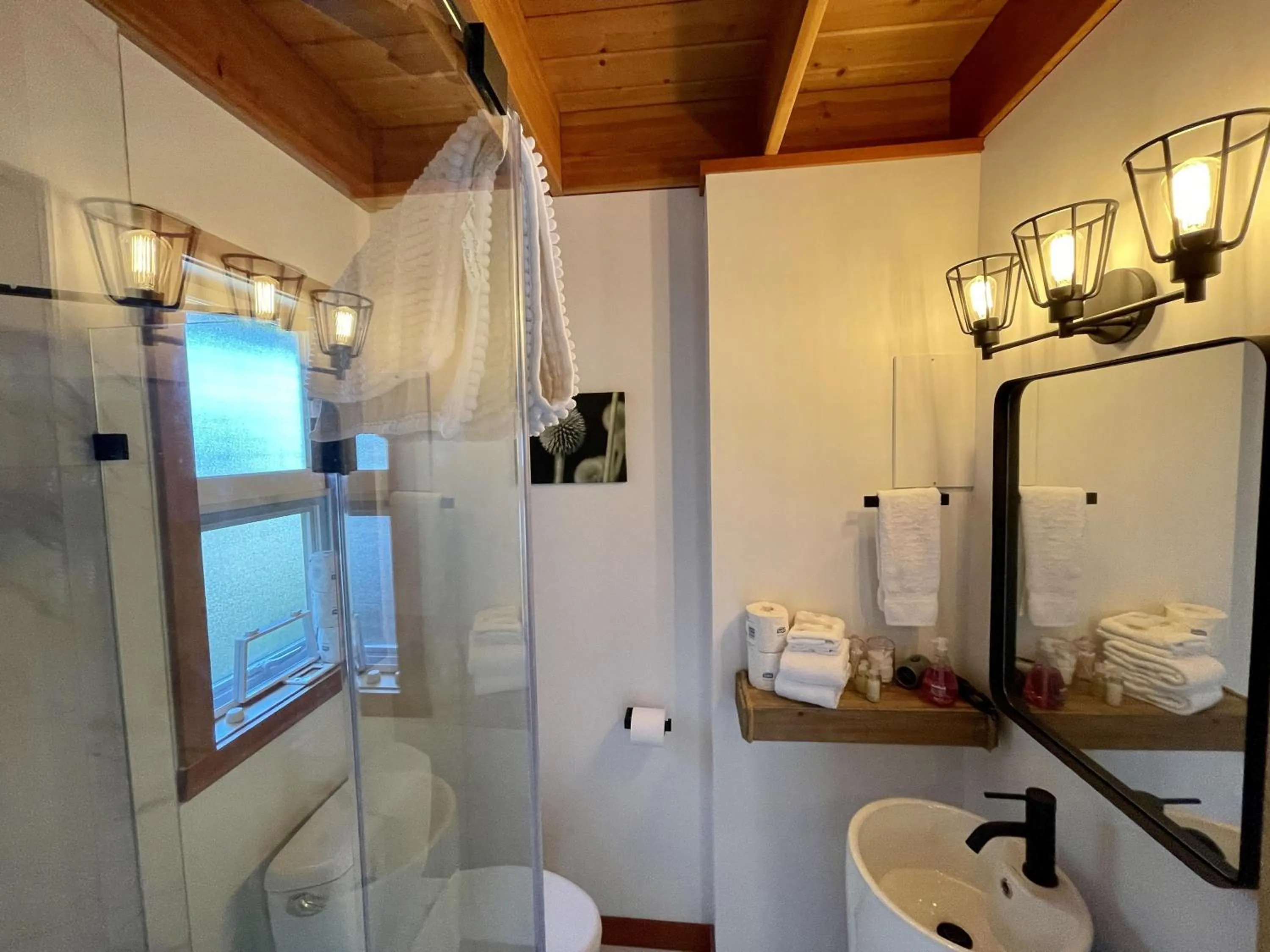 Property building in Beautiful Oceanfront Cabin With Hot Tub! - Gww