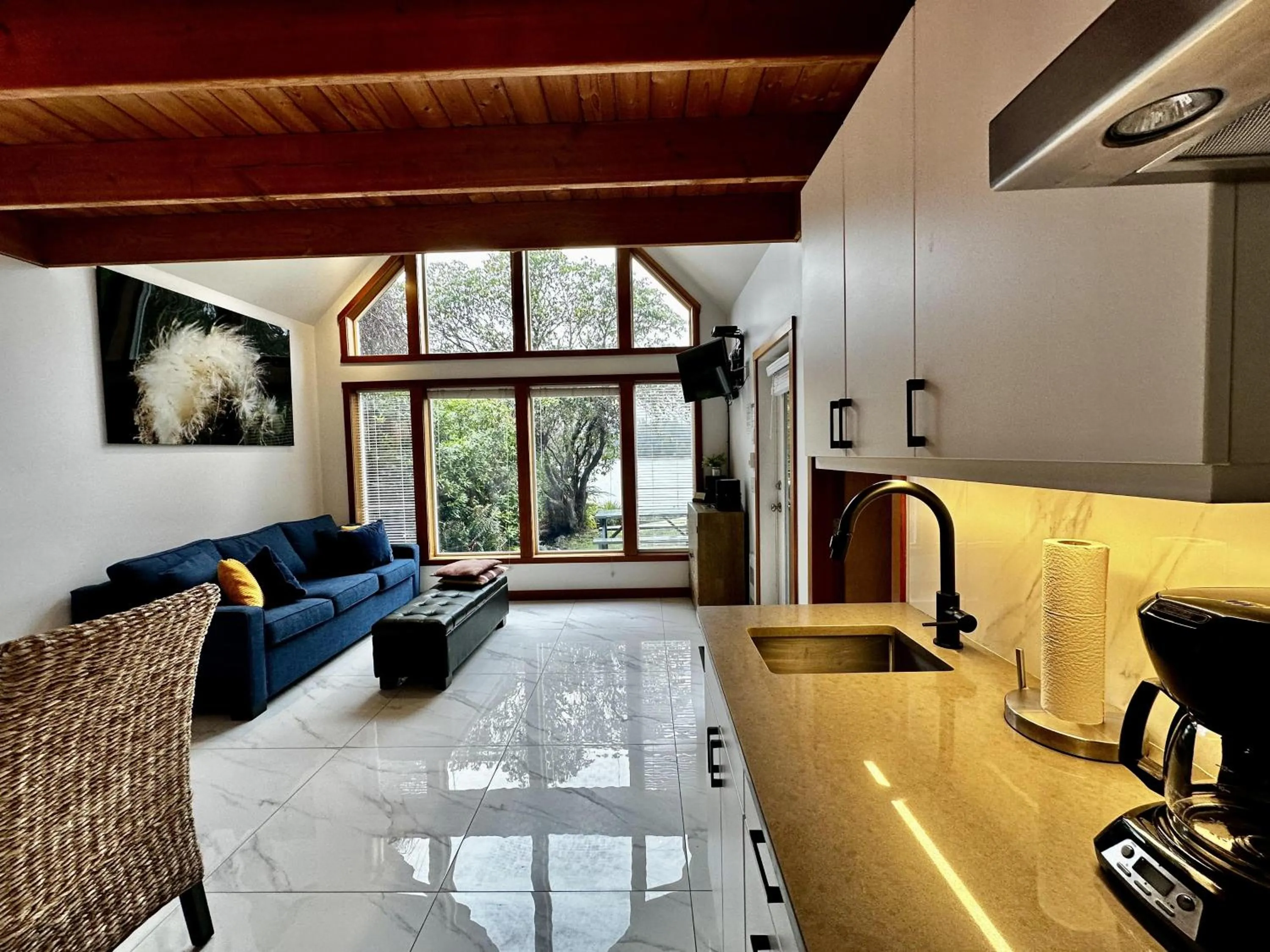 Property building in Beautiful Oceanfront Cabin With Hot Tub! - Gww