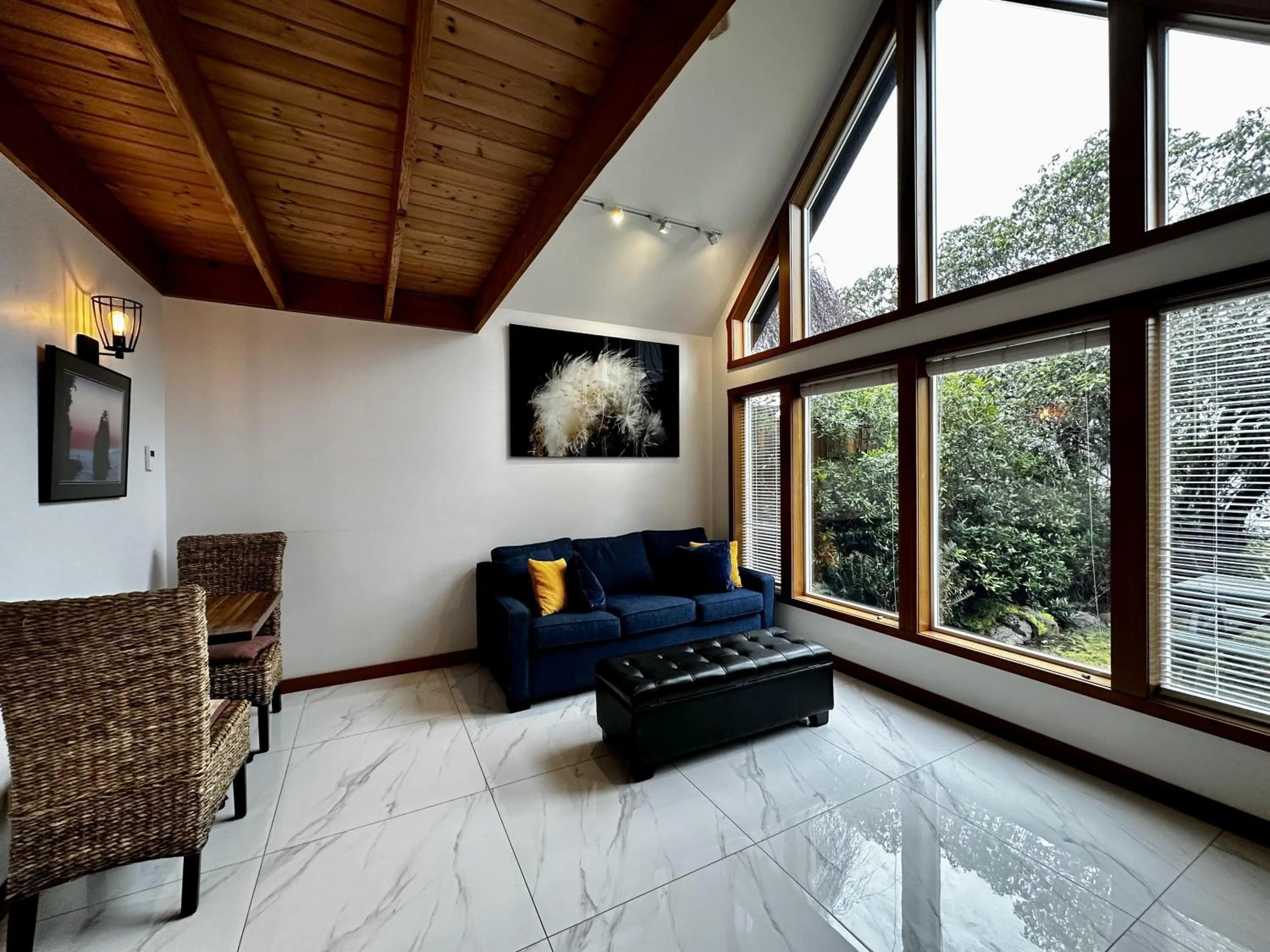 Property building in Beautiful Oceanfront Cabin With Hot Tub! - Gww