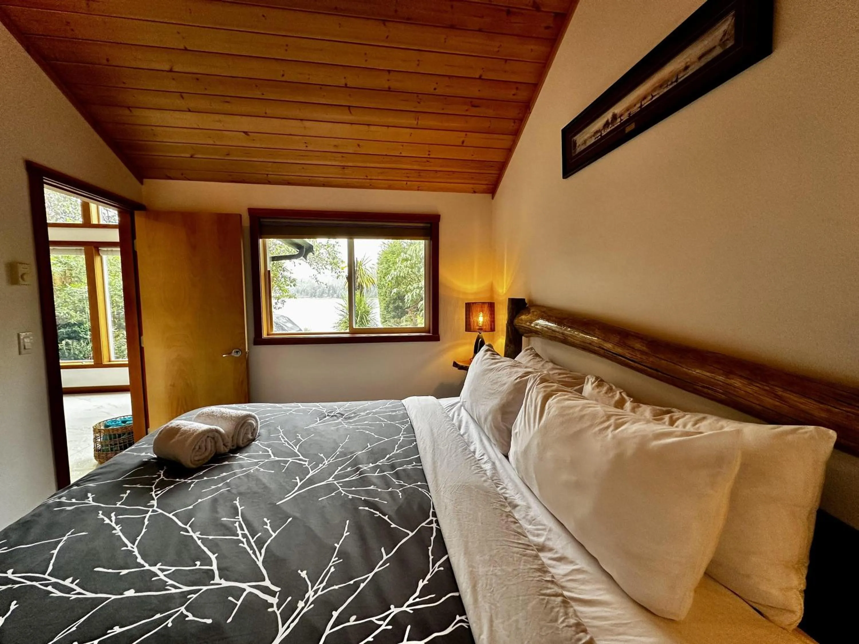 Property building, Bed in Beautiful Oceanfront Cabin With Hot Tub! - Gww