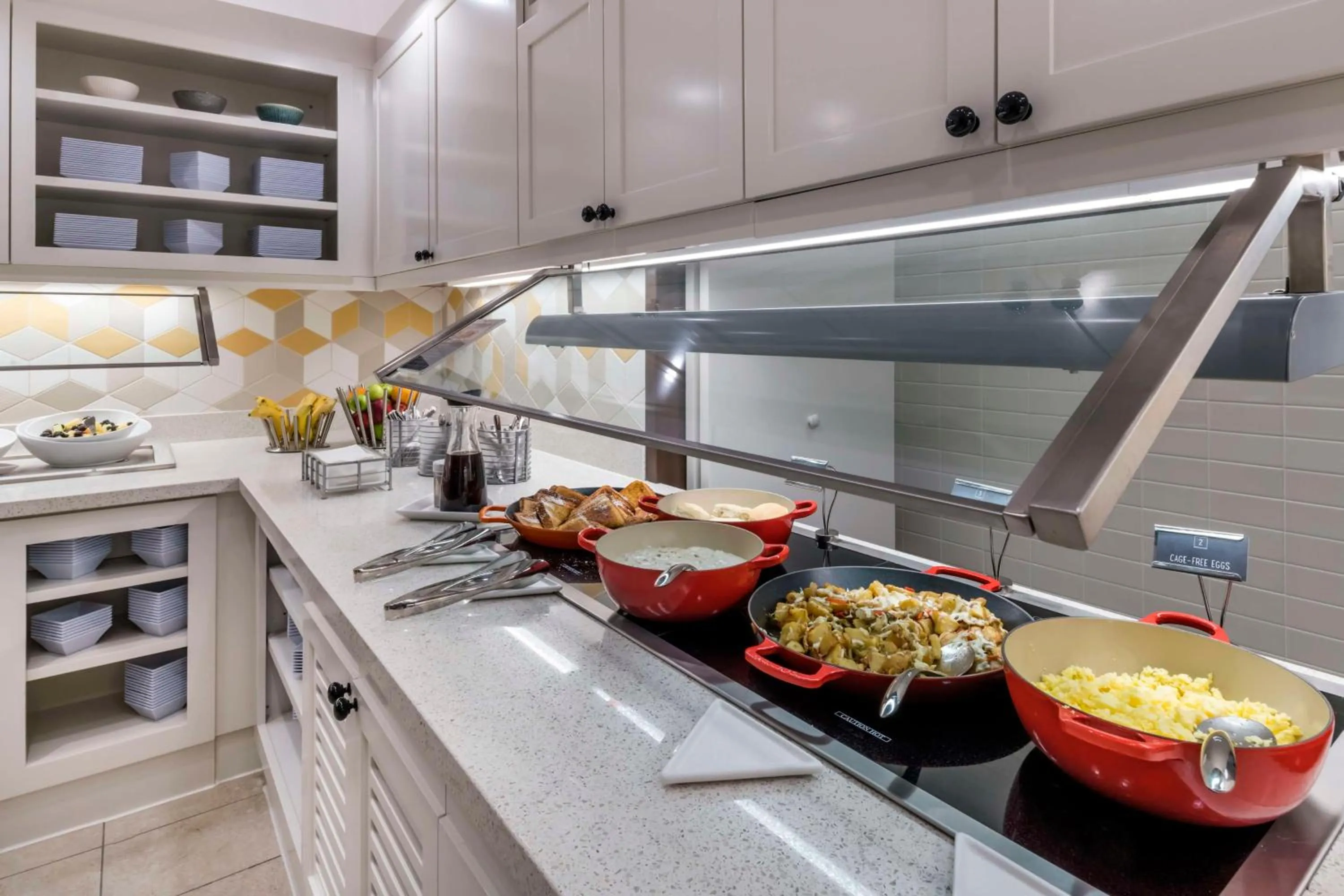 Restaurant/places to eat in Hyatt Place Marlborough/Apex Center