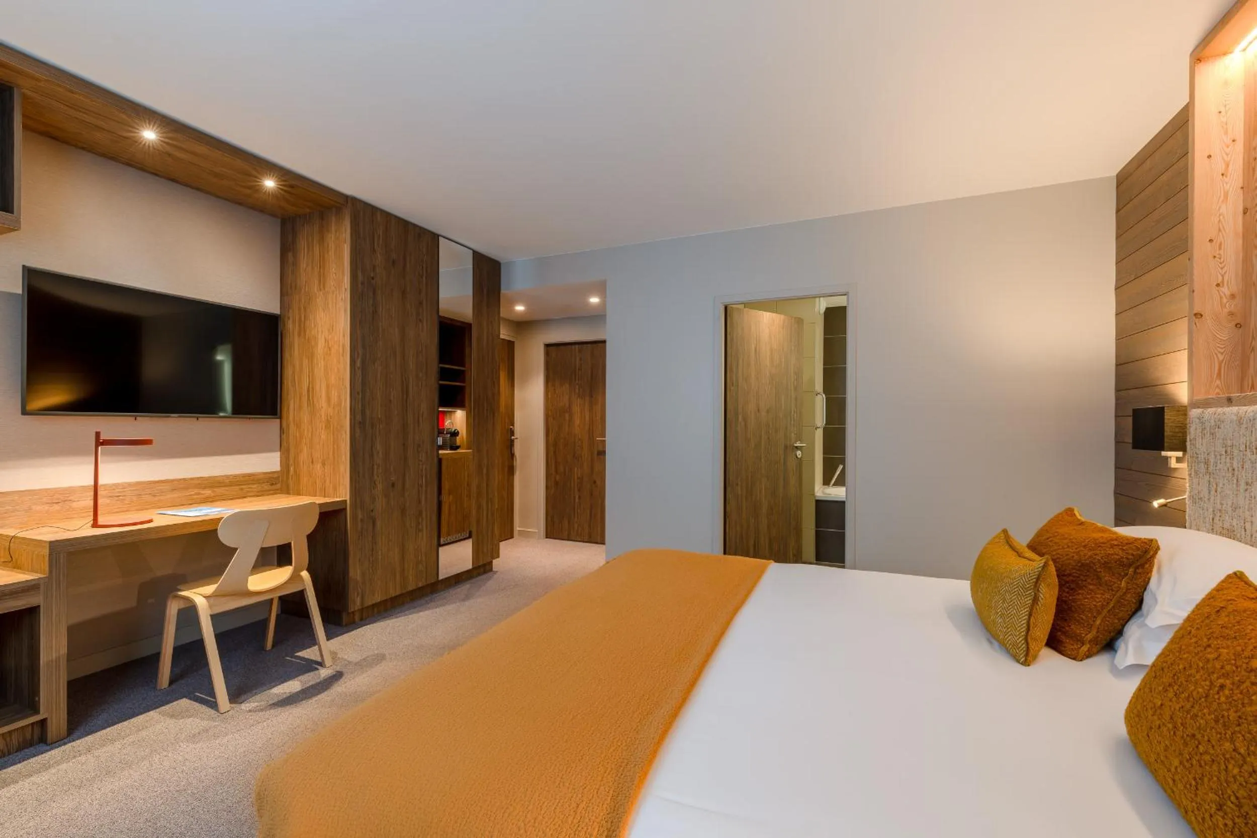 TV and multimedia, Bed in ILY Hotels & Spa La Rosiere