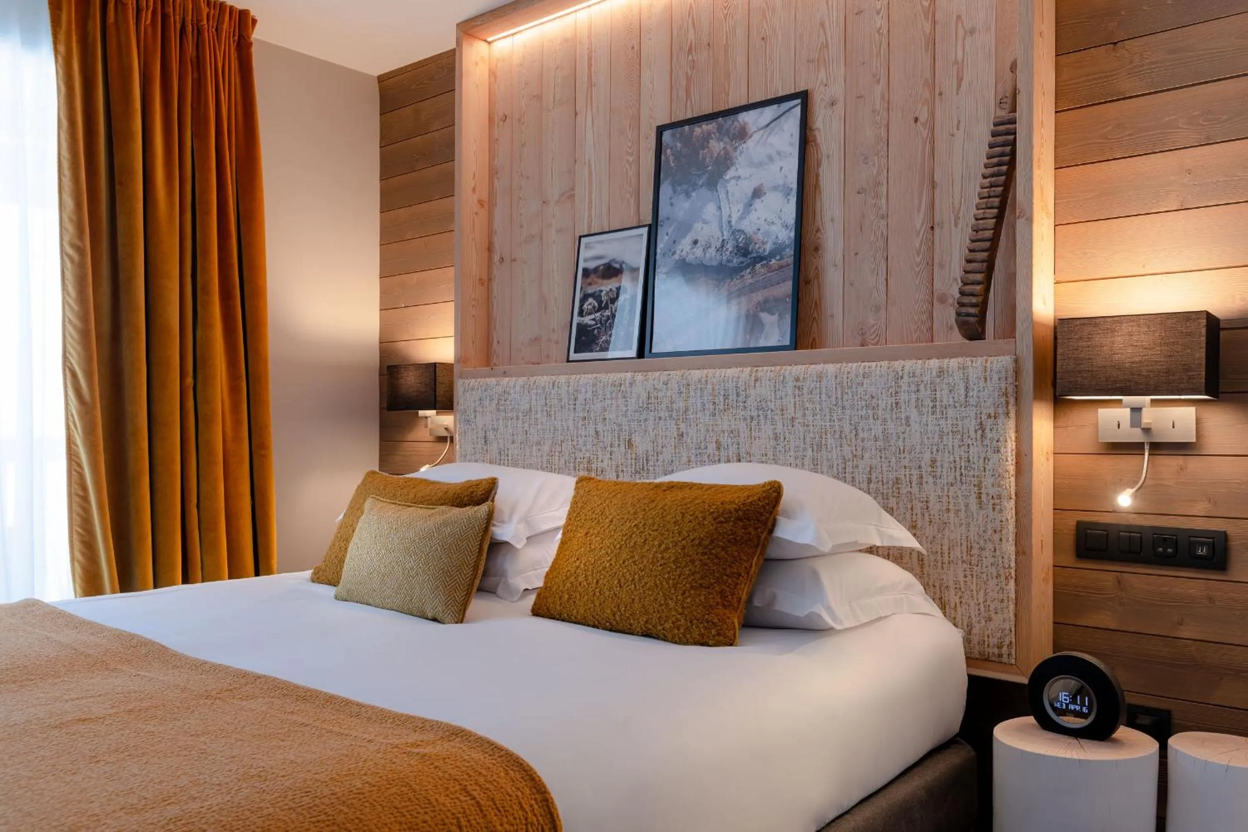 Bed in ILY Hotels & Spa La Rosiere