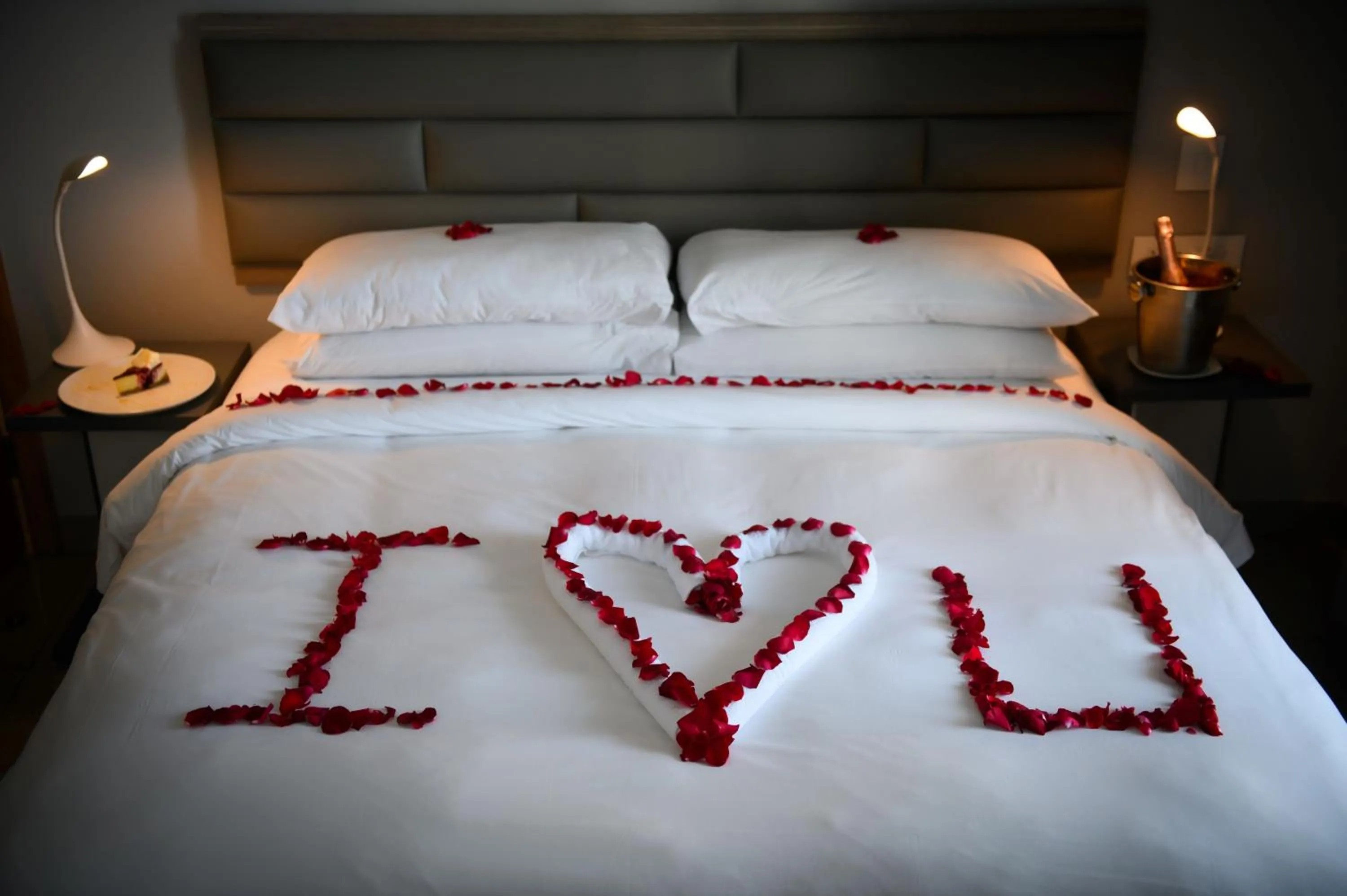 room service, Bed in The Capital Pearls Hotel