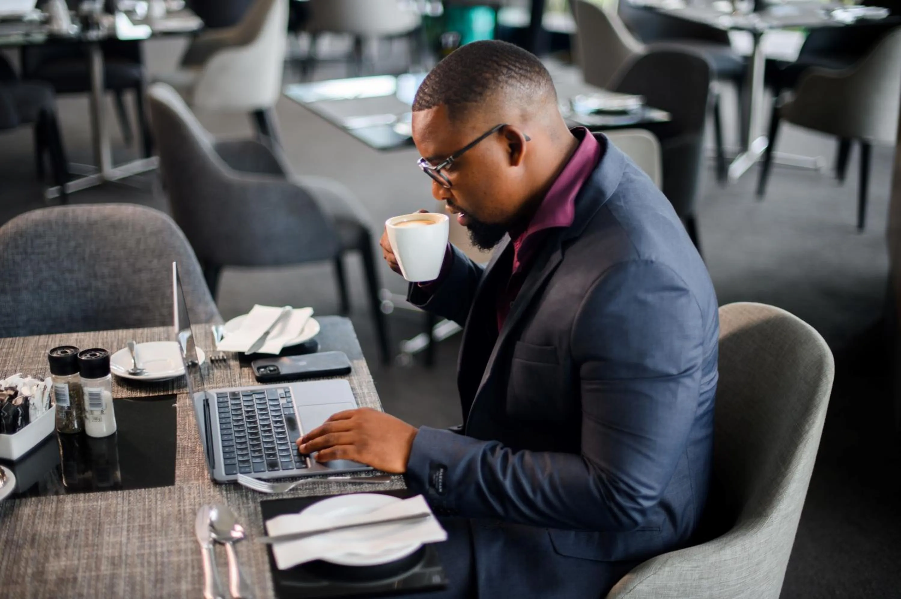 Restaurant/places to eat in The Capital Pearls Hotel