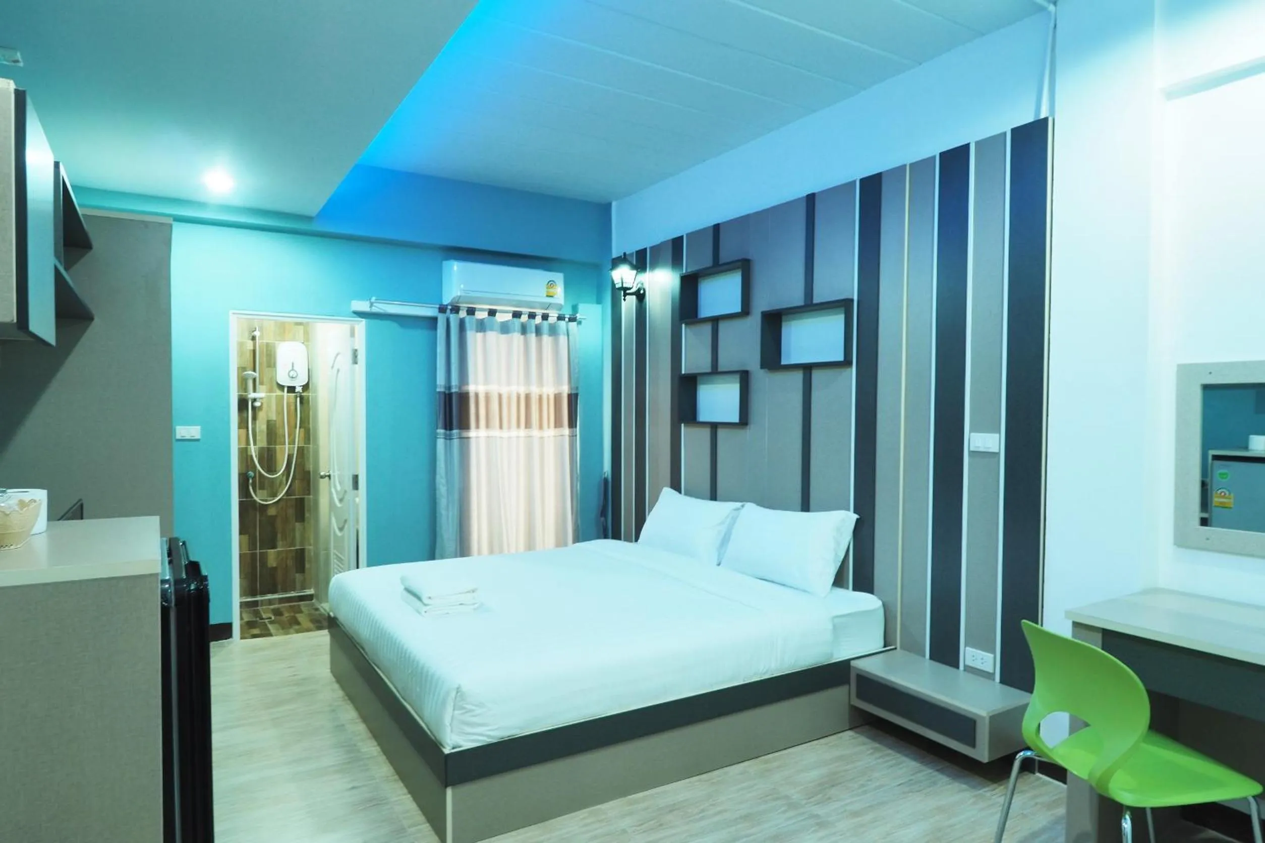 Photo of the whole room, Bed in Supreme Place SHA Plus