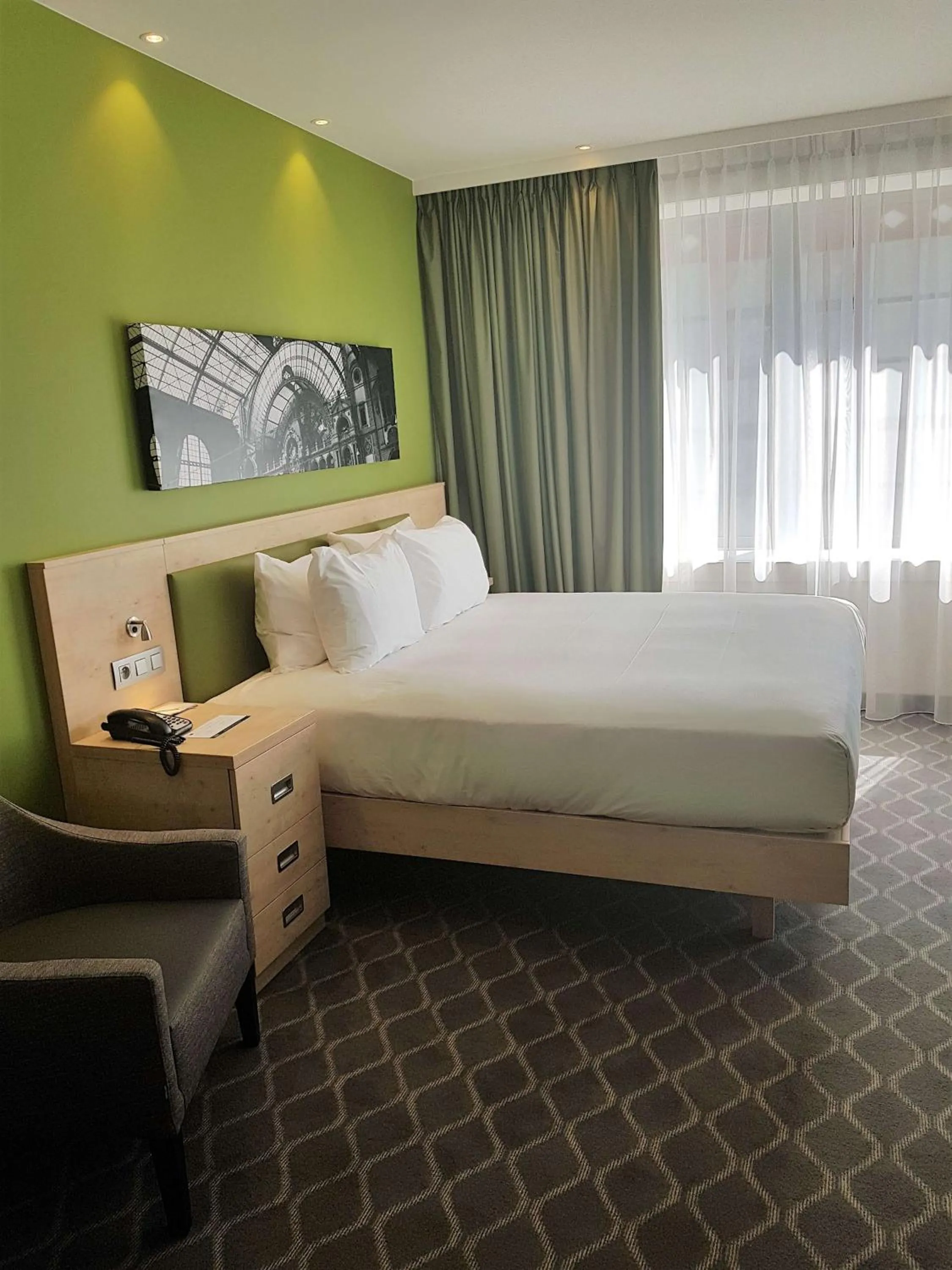 Living room, Bed in Hampton By Hilton Antwerp Central Station