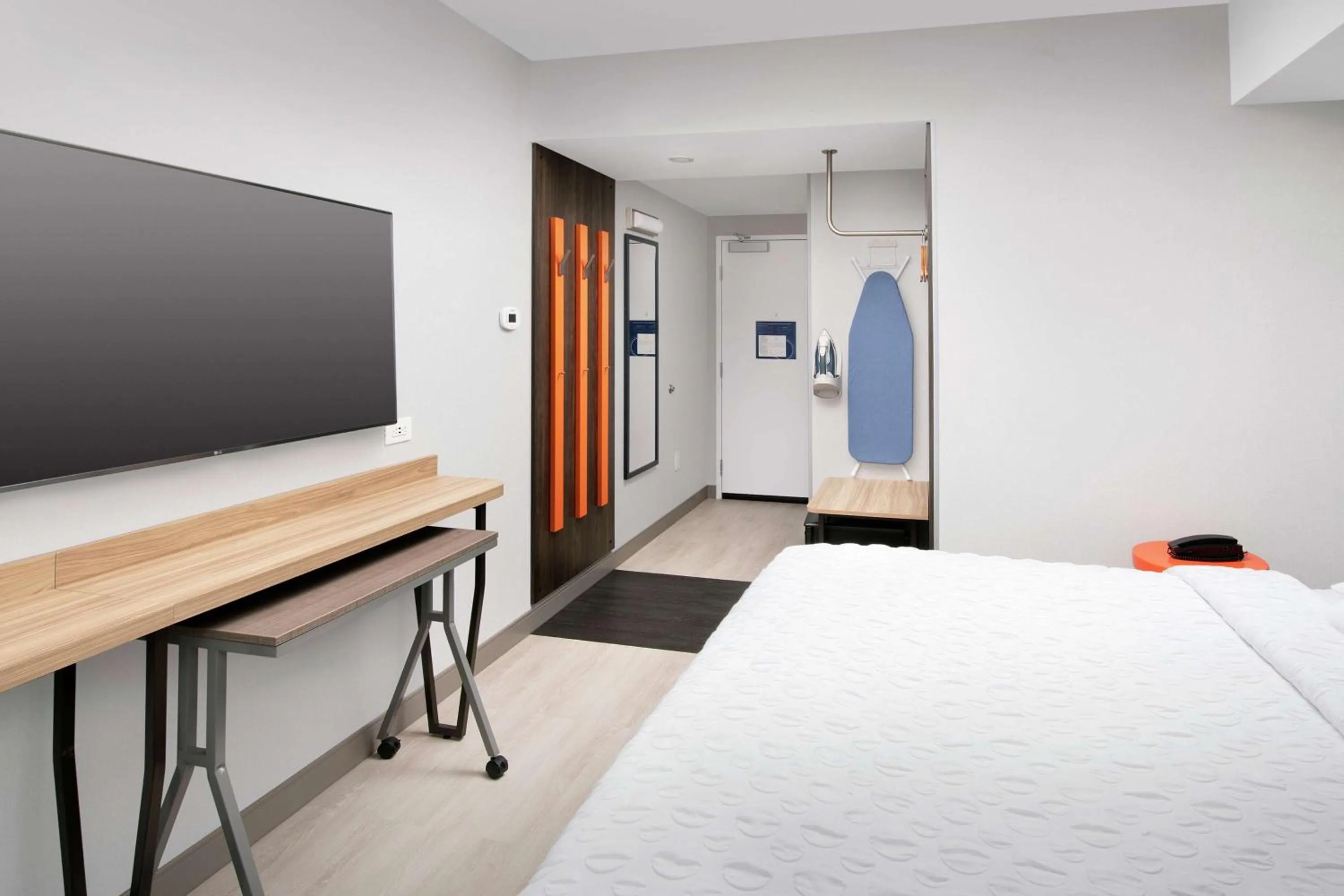 TV and multimedia, Bed in Tru By Hilton Louisville East Ky