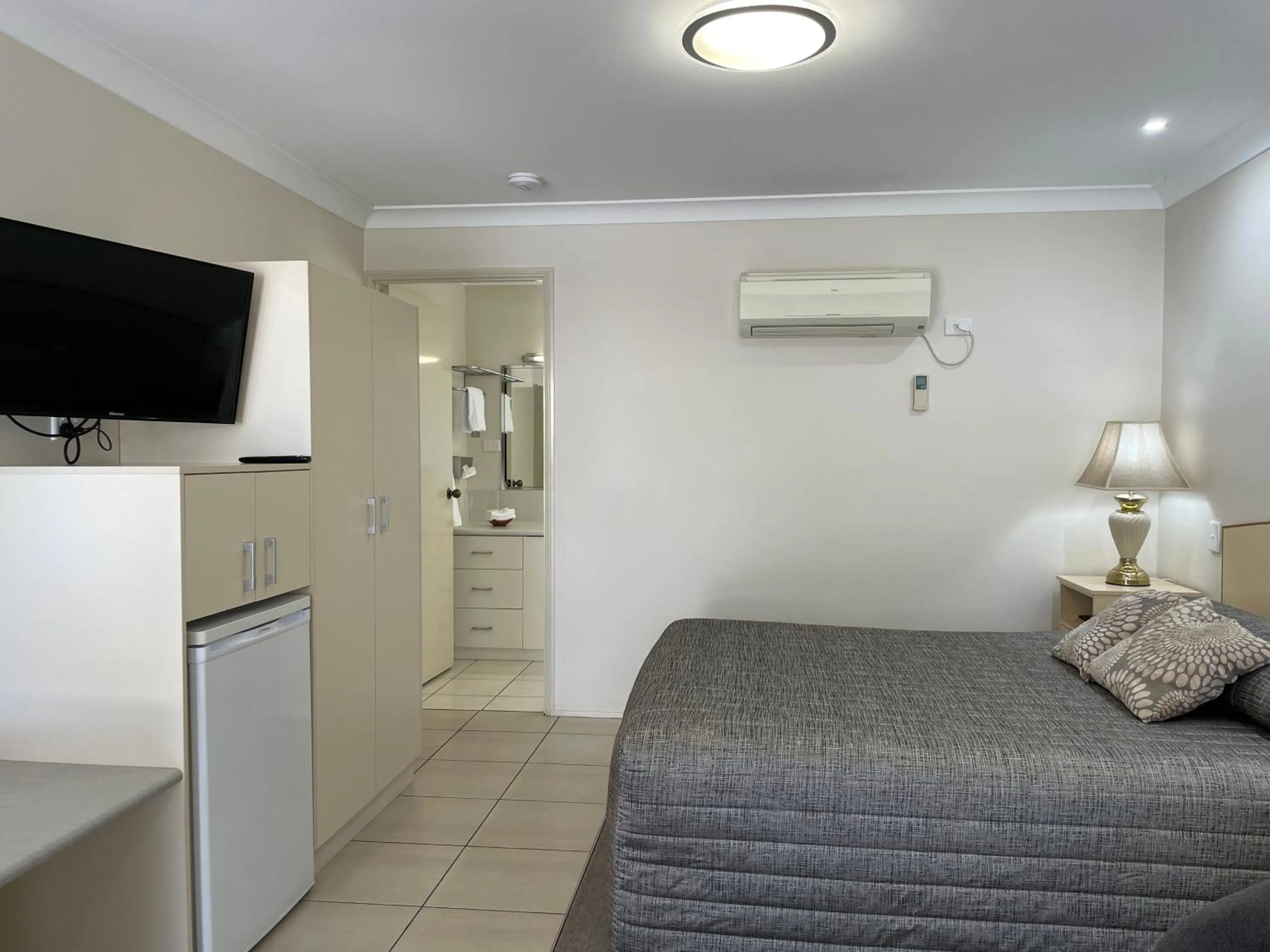 Bed in Crows Nest Motel