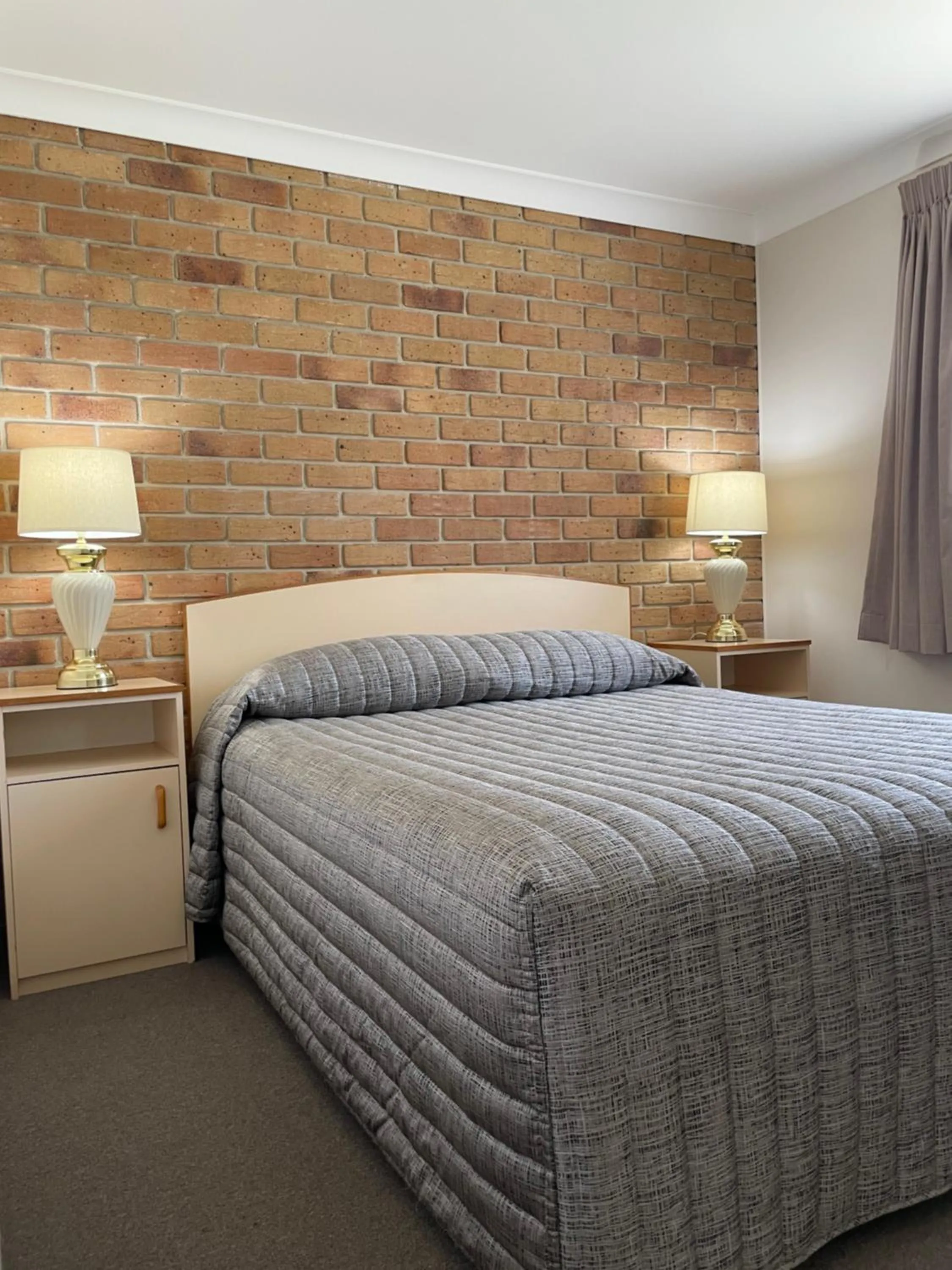 Bedroom, Bed in Crows Nest Motel