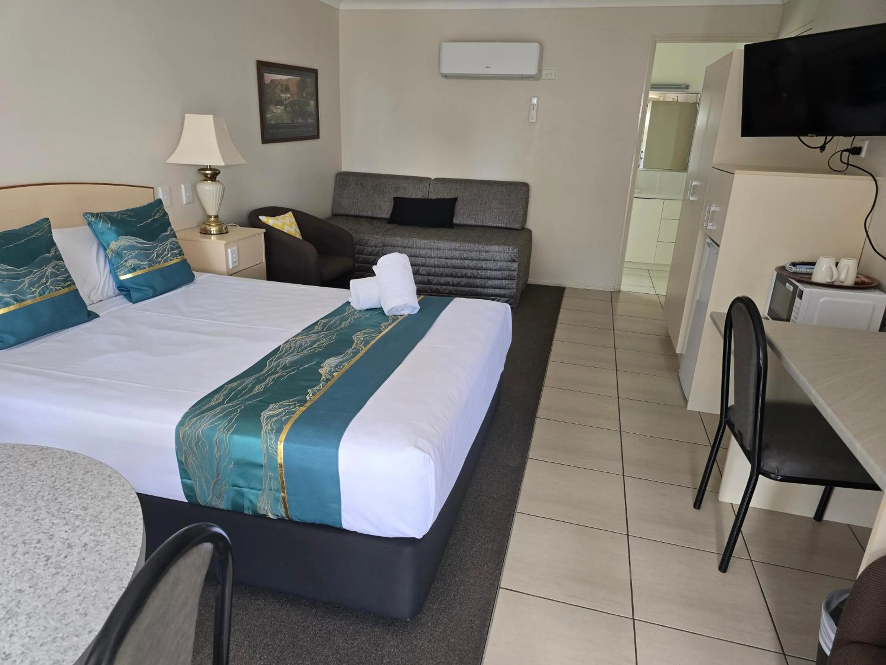 Photo of the whole room, Bed in Crows Nest Motel