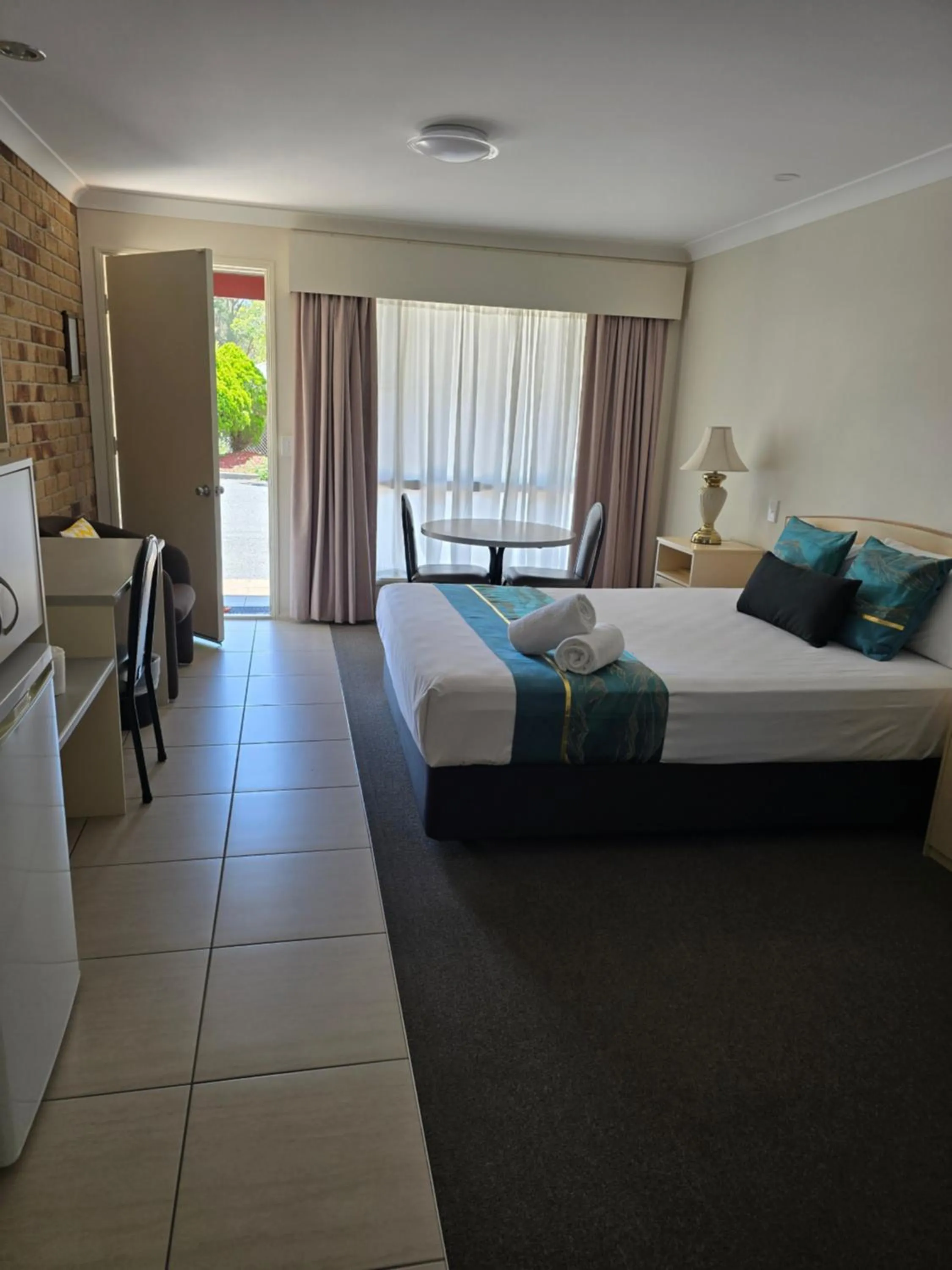 Bedroom, Bed in Crows Nest Motel