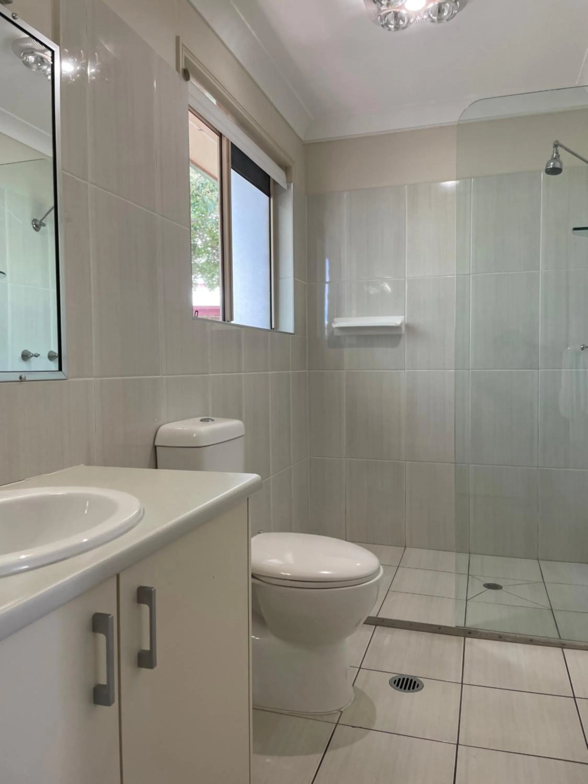 Bathroom in Crows Nest Motel