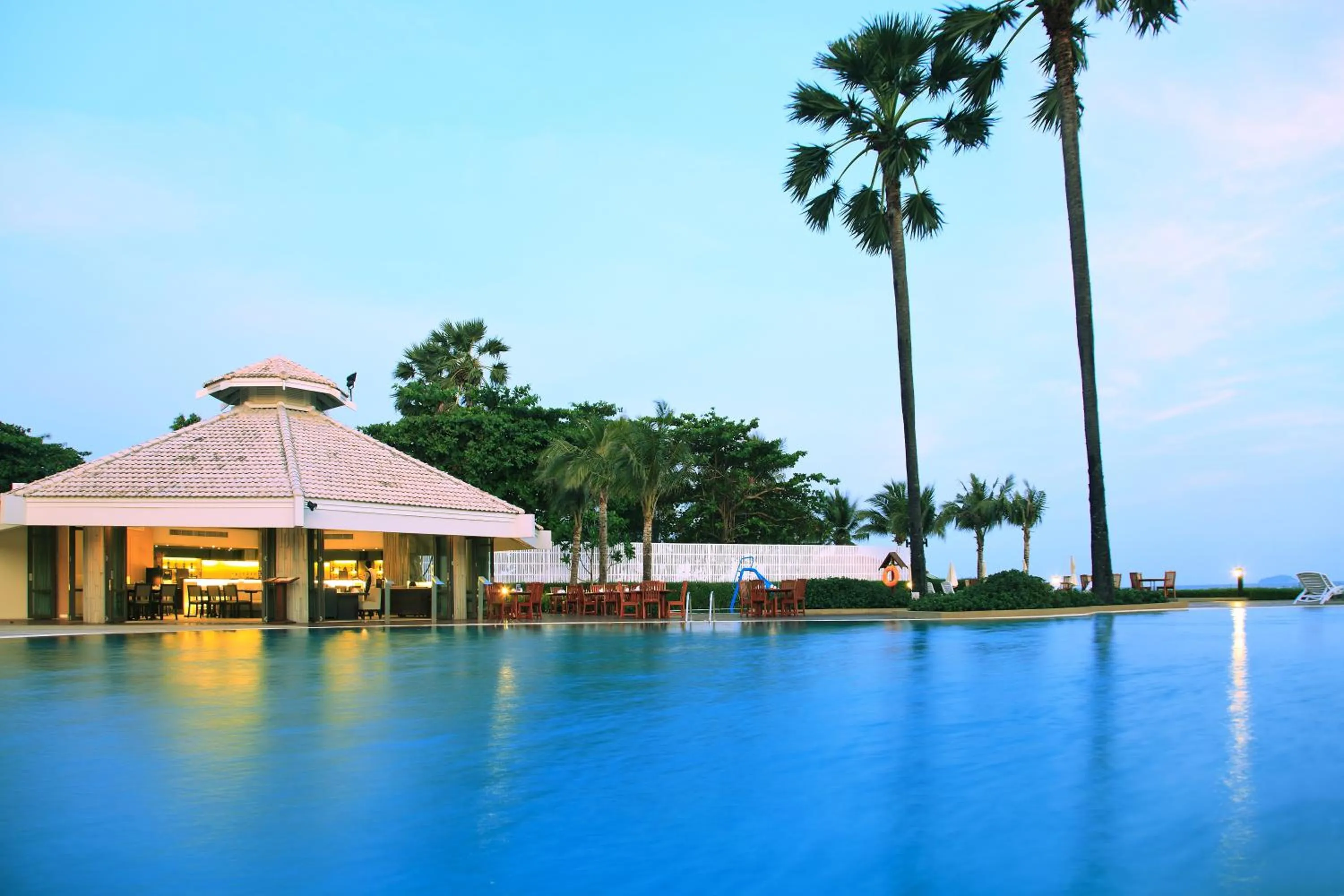 Restaurant/places to eat in Novotel Rayong Rim Pae Resort