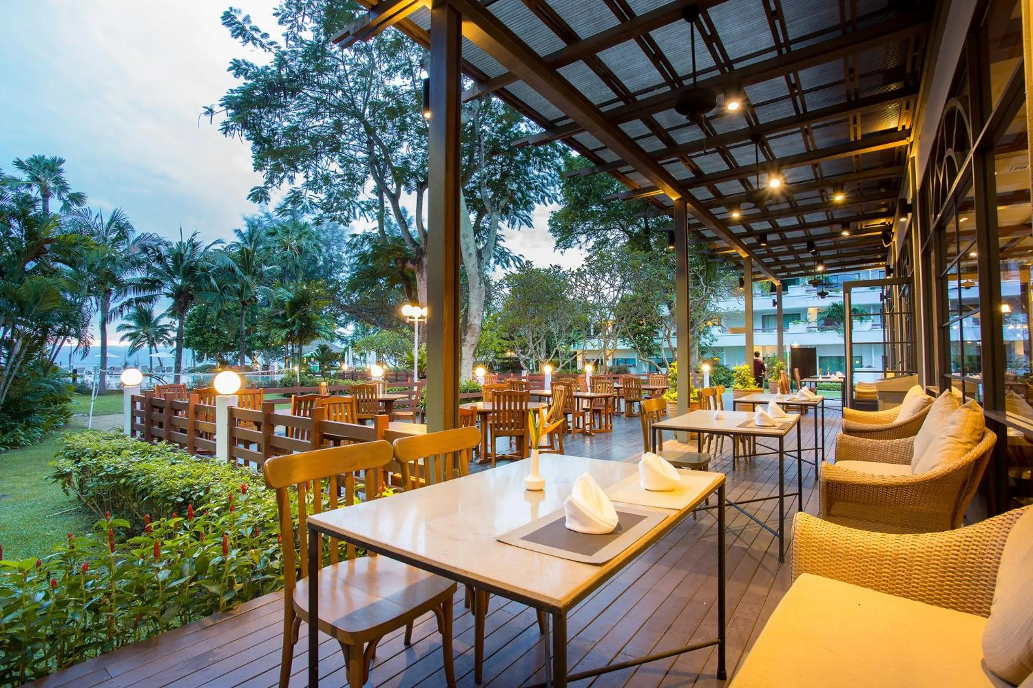 Restaurant/places to eat in Novotel Rayong Rim Pae Resort