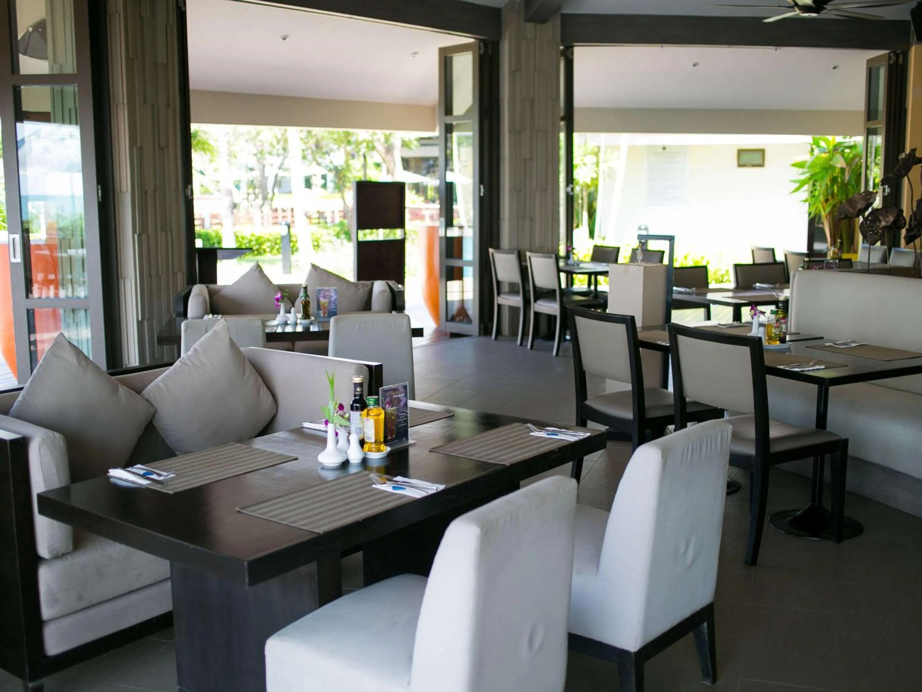 Restaurant/places to eat in Novotel Rayong Rim Pae Resort
