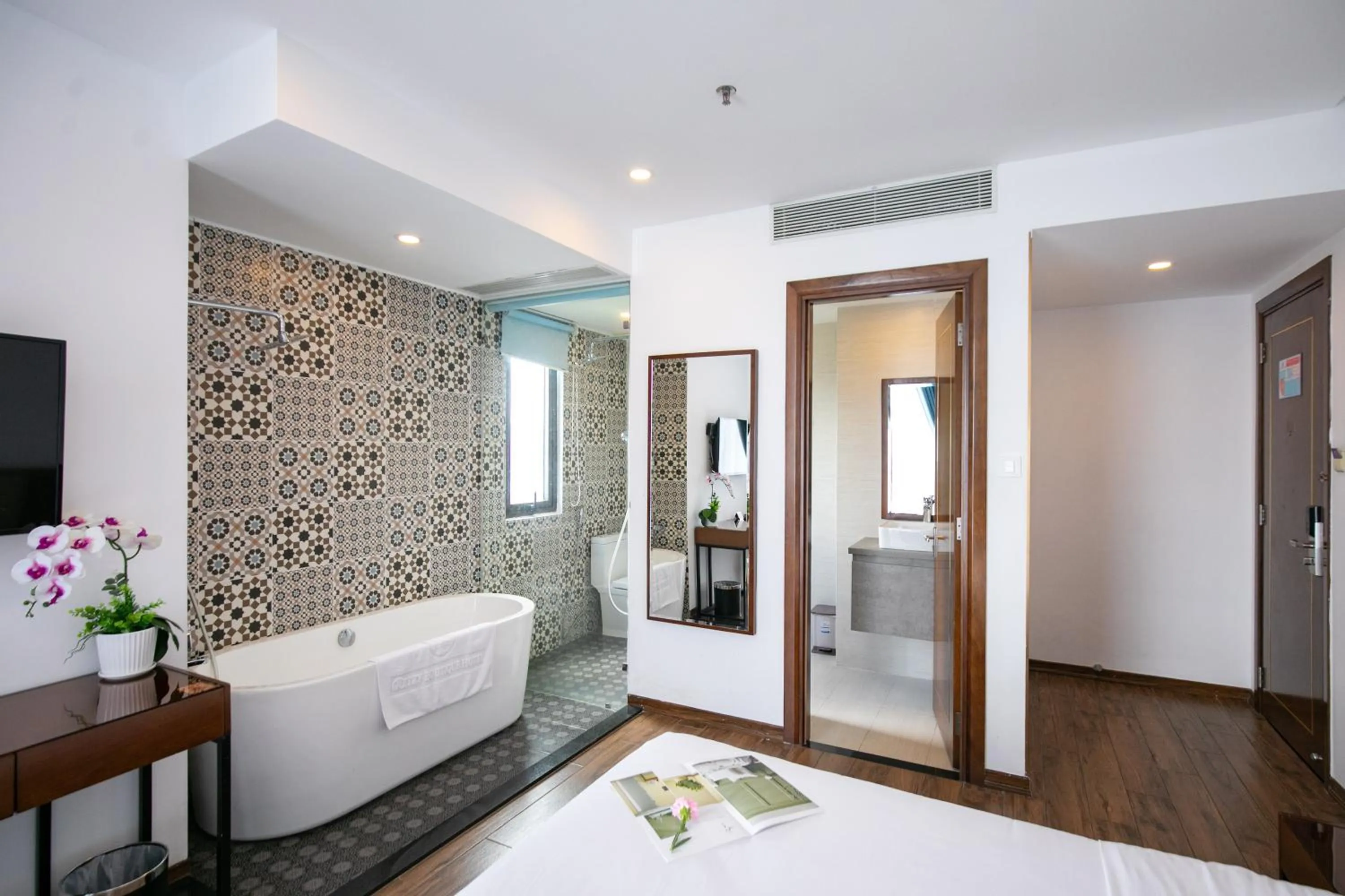 Shower, Bed in Ritzy Boutique Hotel Da Nang Beach