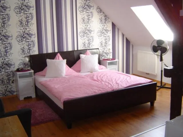 Bed in Hotel-Gasthof Wilder Mann