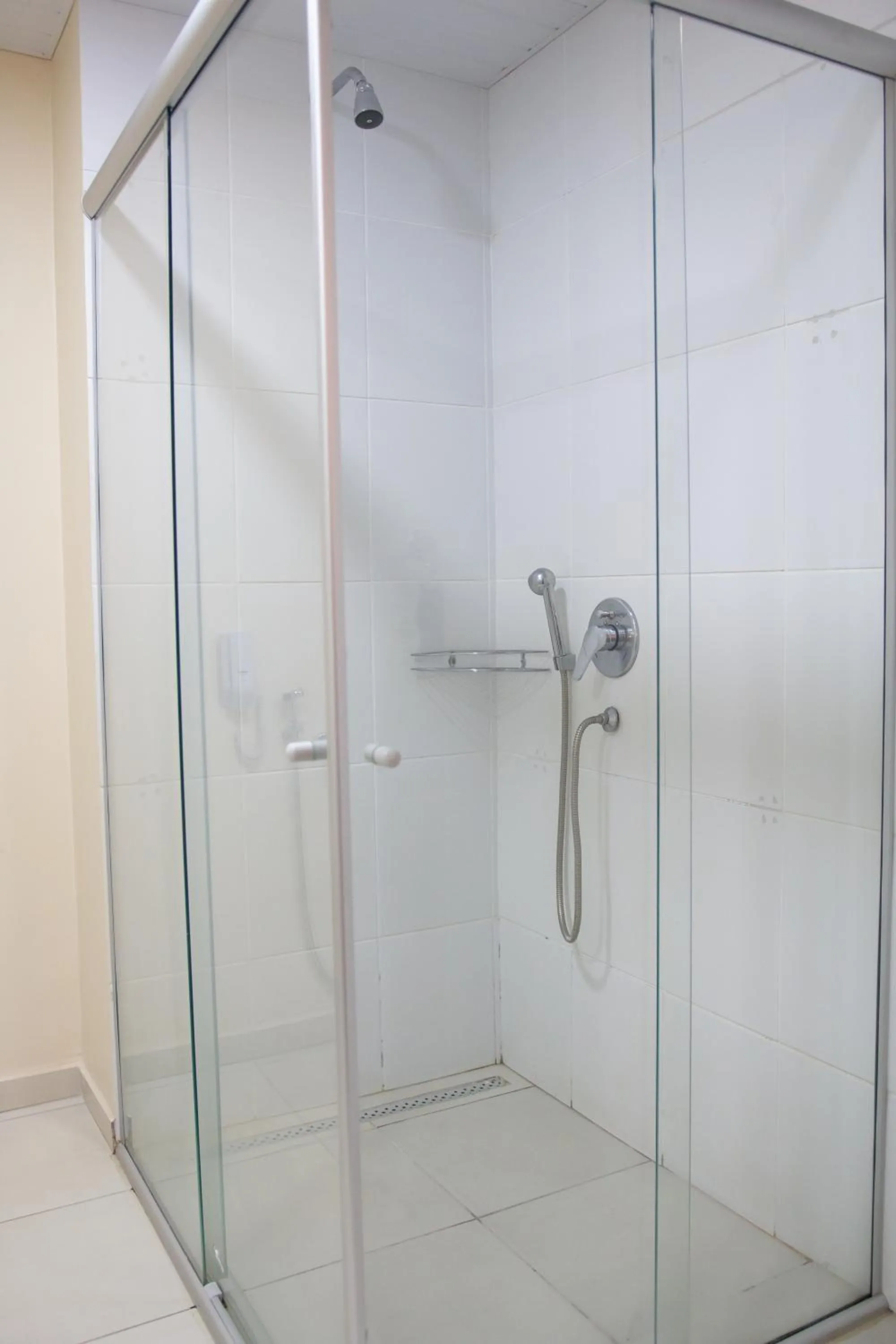 Shower in ibis budget Muriae