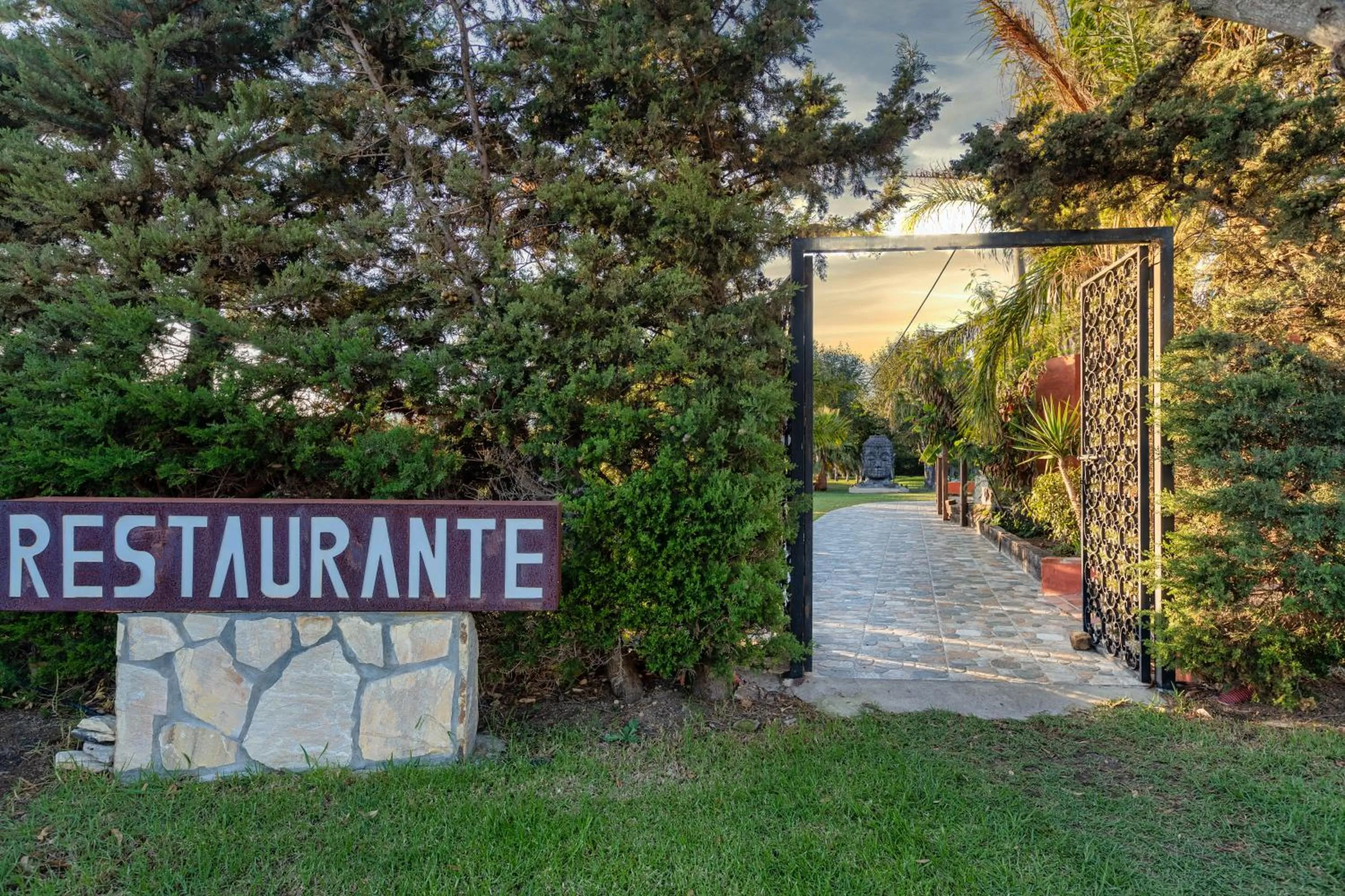 Restaurant/places to eat in Hotel Copacabana Tarifa Beach