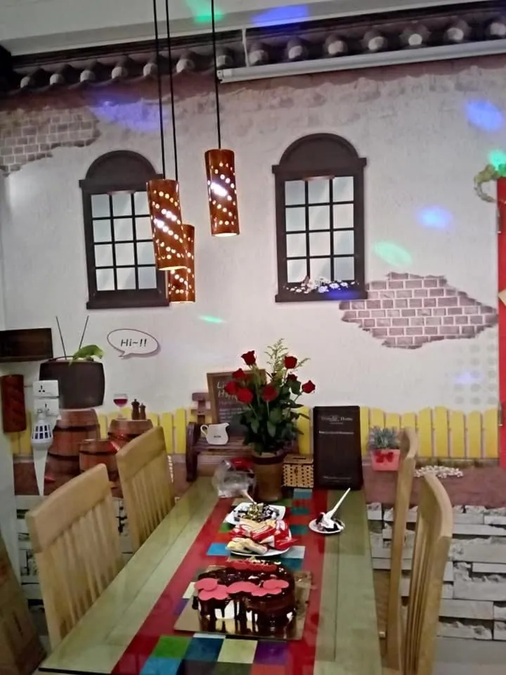 Restaurant/places to eat in Friendly Home Hotel