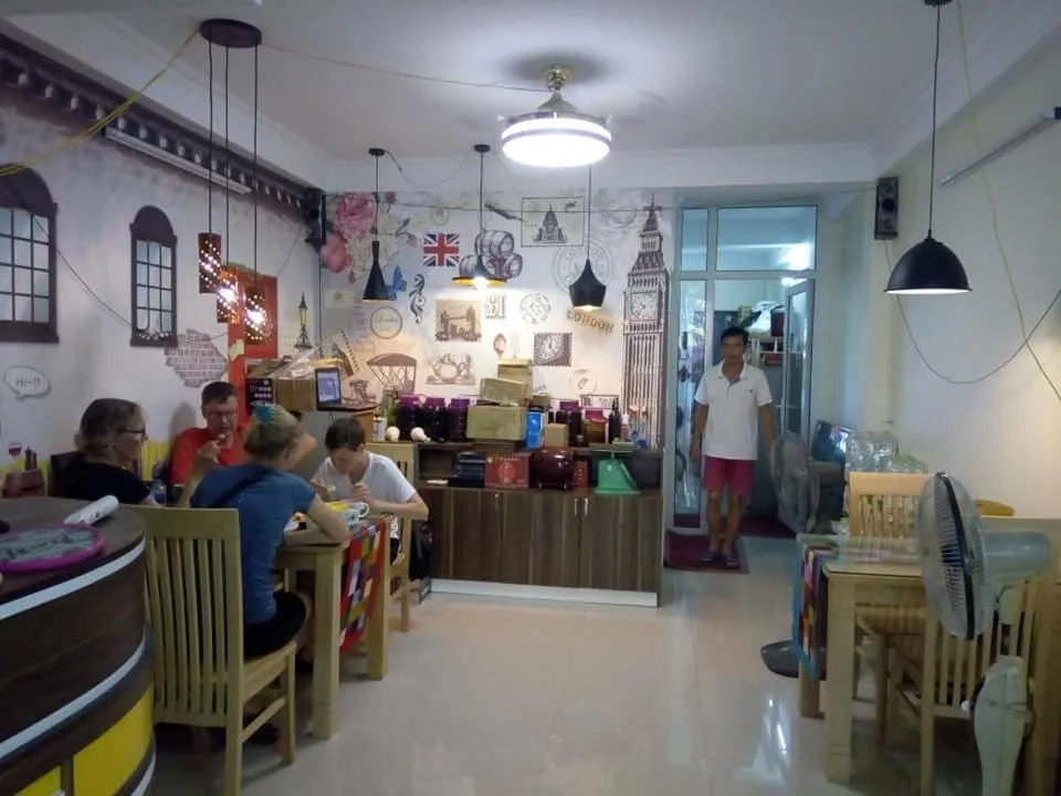 Restaurant/places to eat in Friendly Home Hotel
