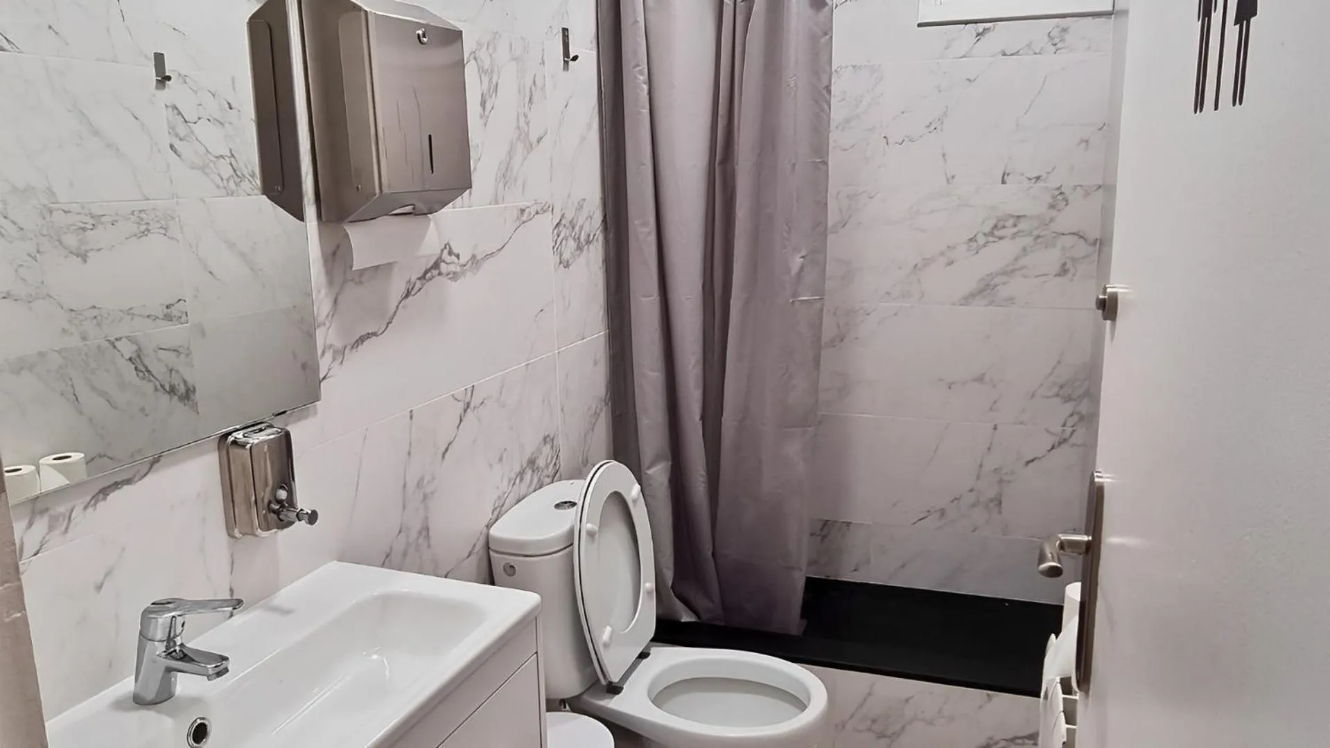 Bathroom in Paraiso Hostel