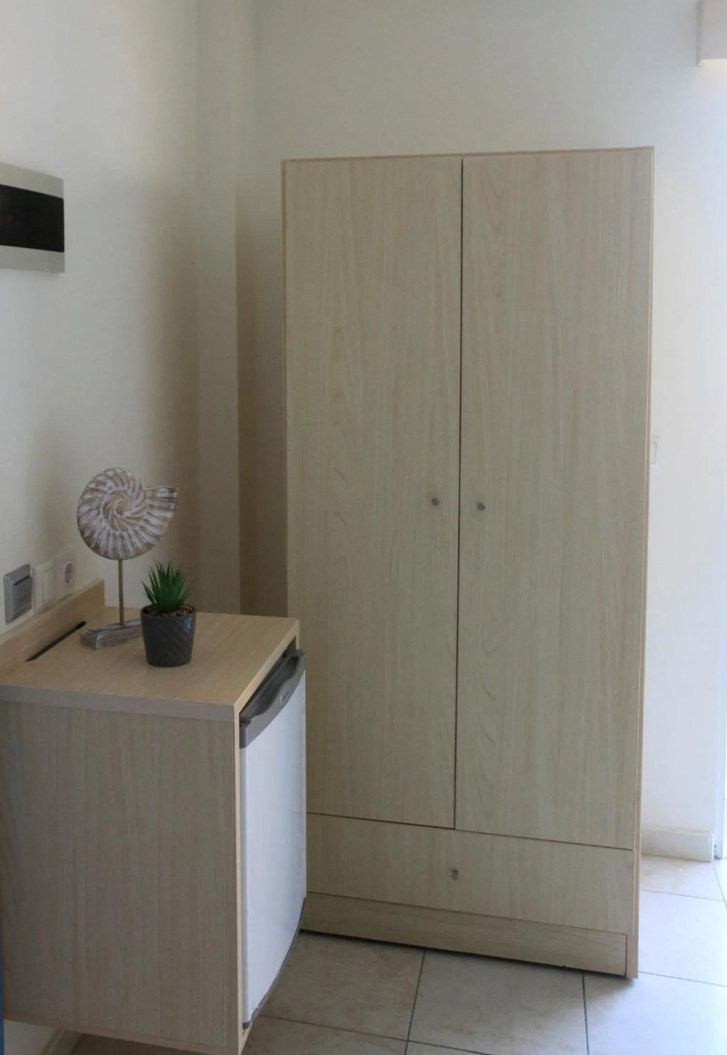 Bedroom, Kitchen/Kitchenette in Amaryllis Hotel