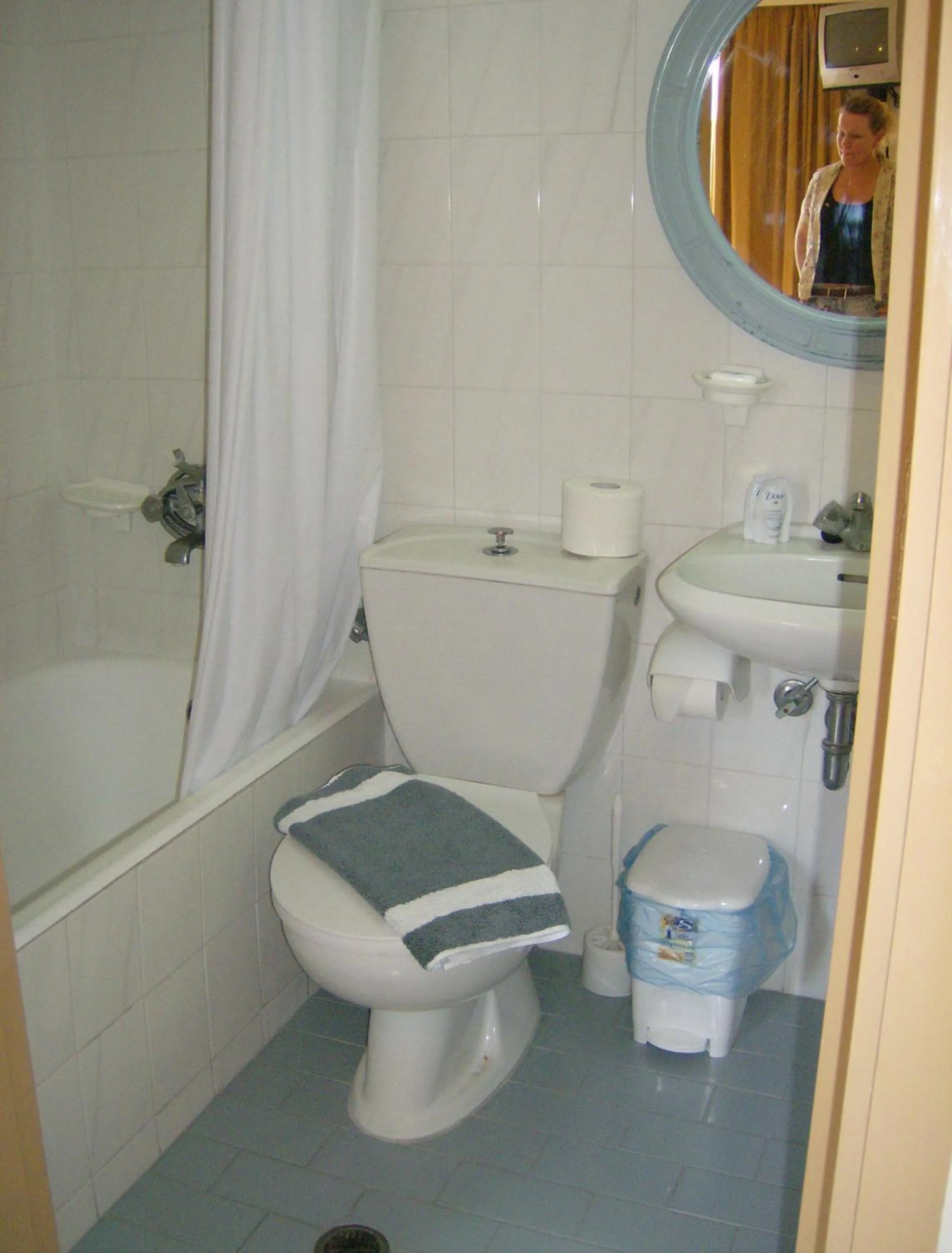 Bathroom in Amaryllis Hotel