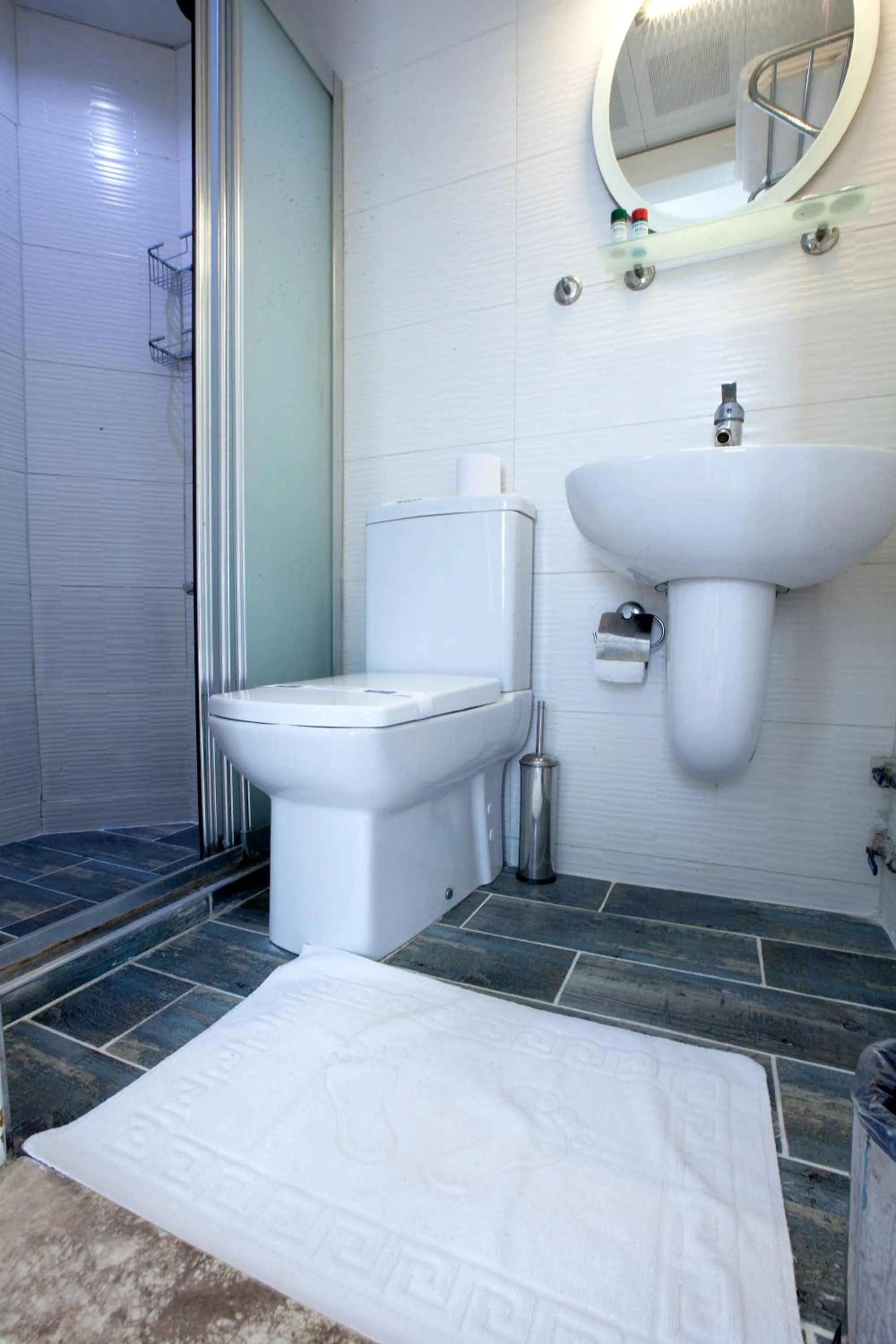 Bathroom in Nasa Flora Hotel