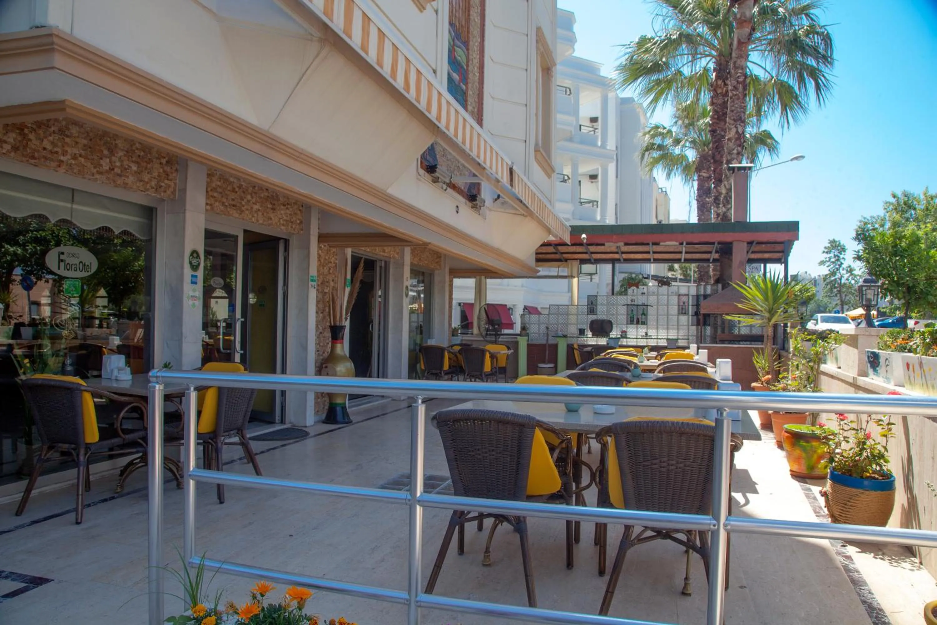 Restaurant/places to eat in Nasa Flora Hotel