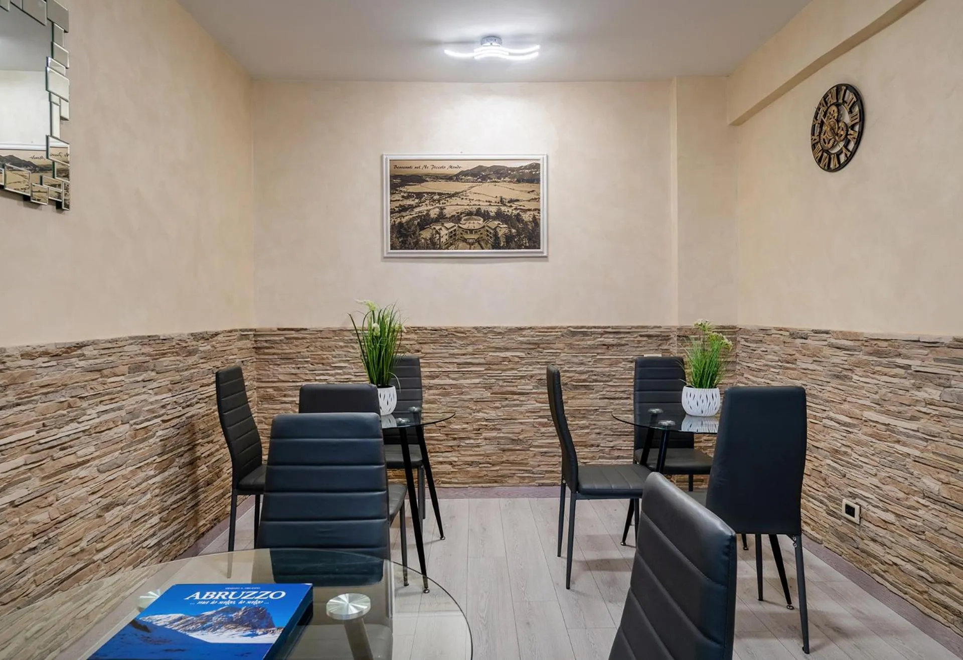 Communal lounge/ TV room in Cipriani Park Hotel