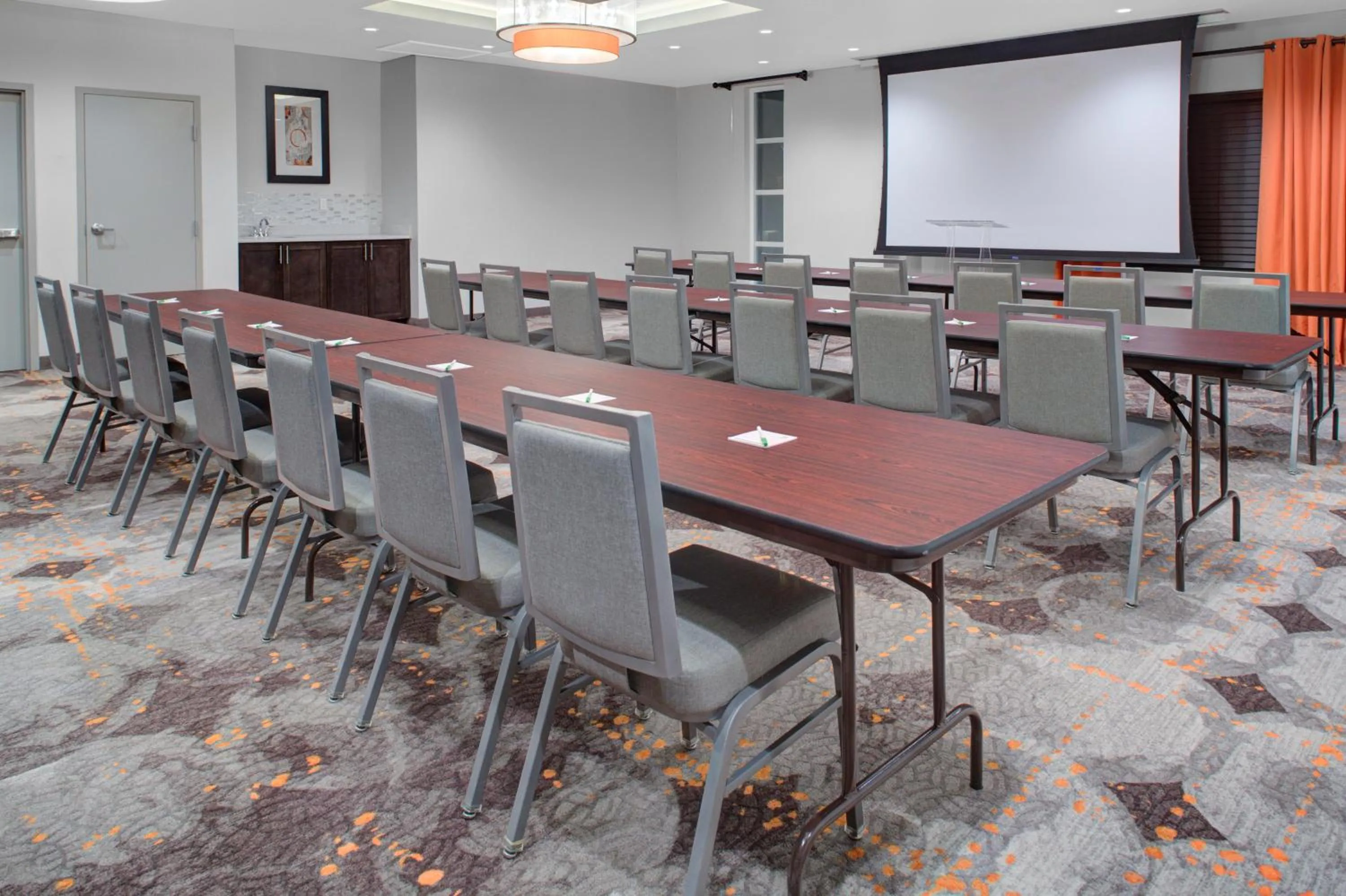 Meeting/conference room in Holiday Inn Windsor - Wine Country by IHG