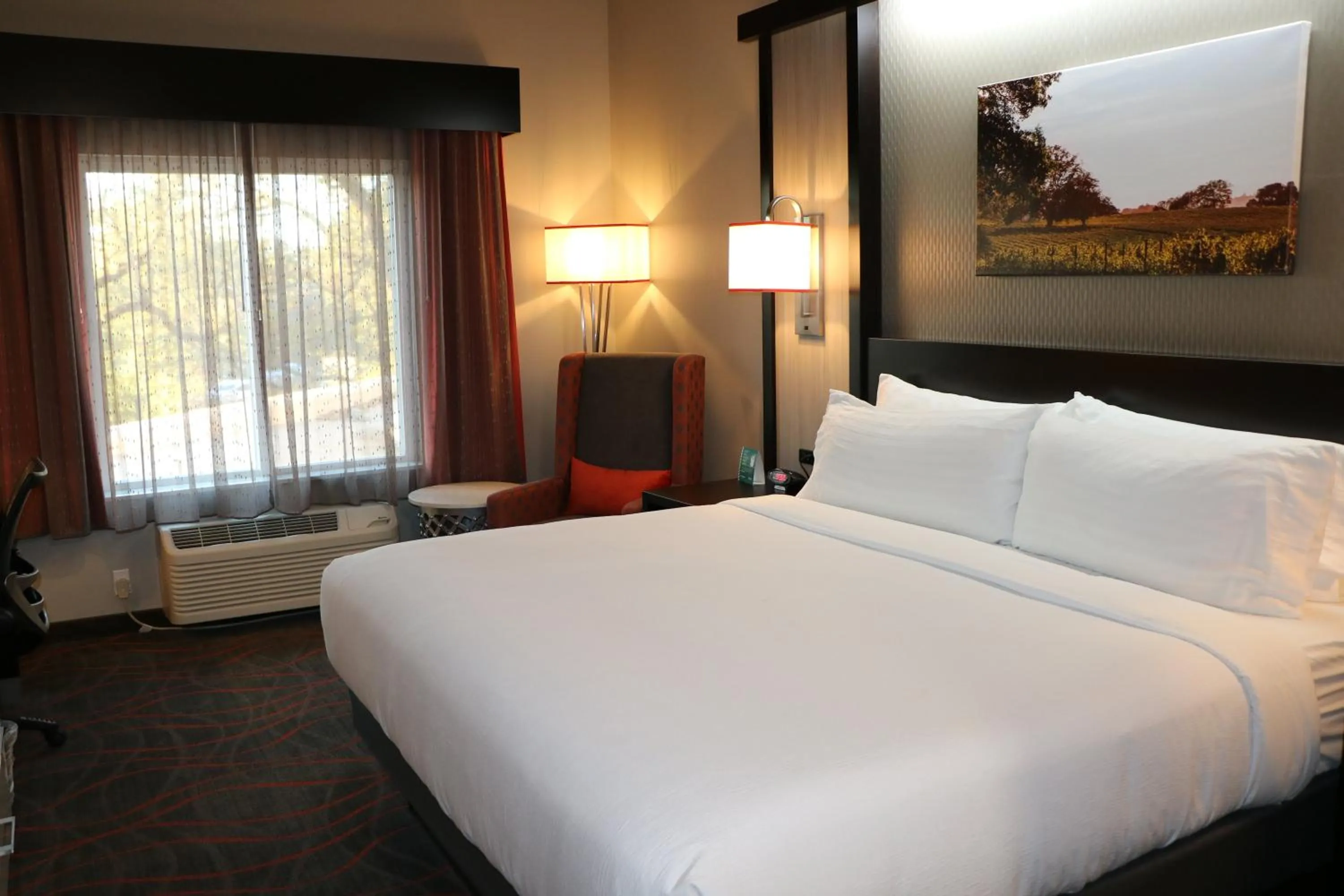 Photo of the whole room, Bed in Holiday Inn Windsor - Wine Country by IHG