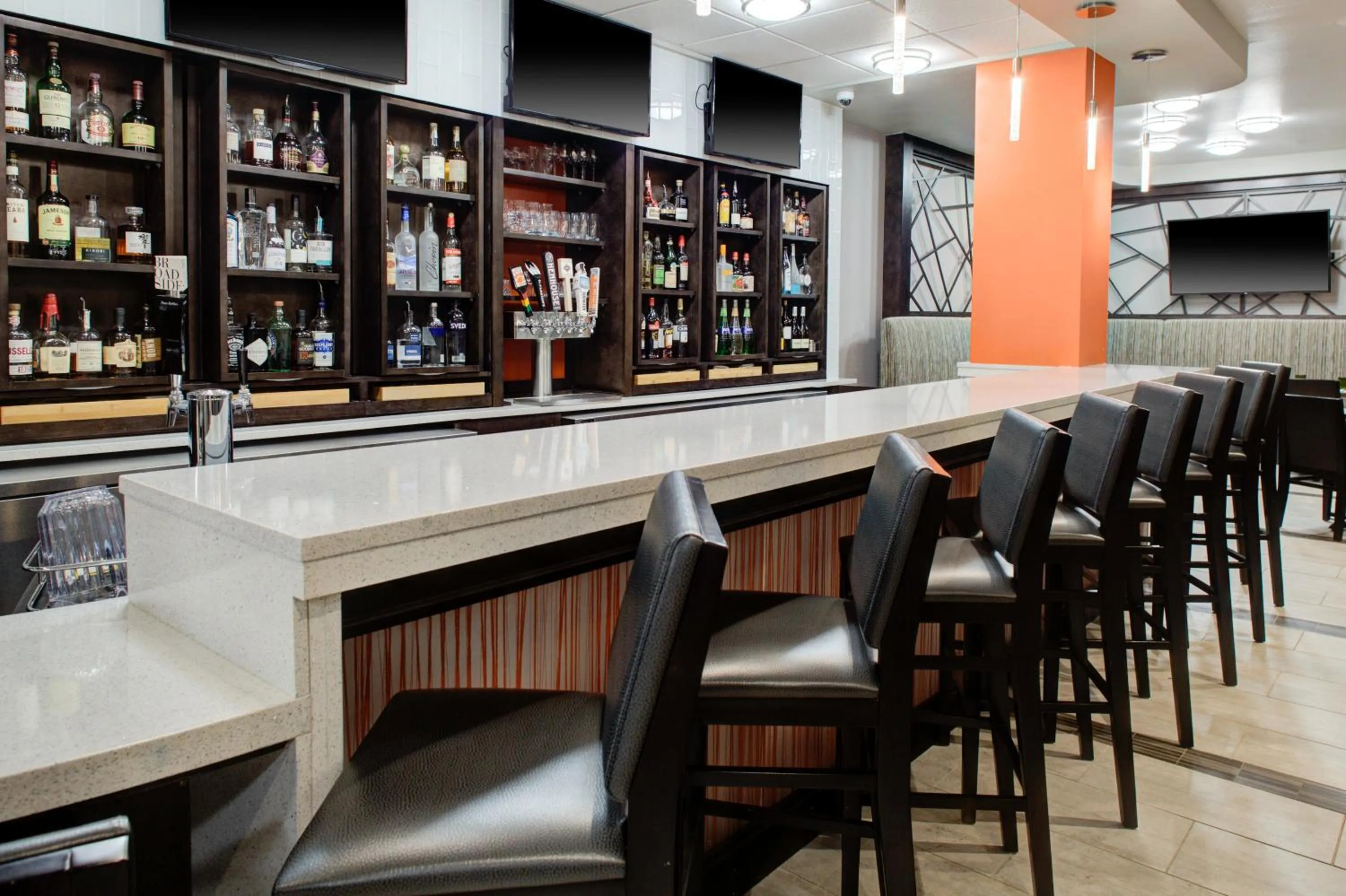 Lounge or bar in Holiday Inn Windsor - Wine Country by IHG