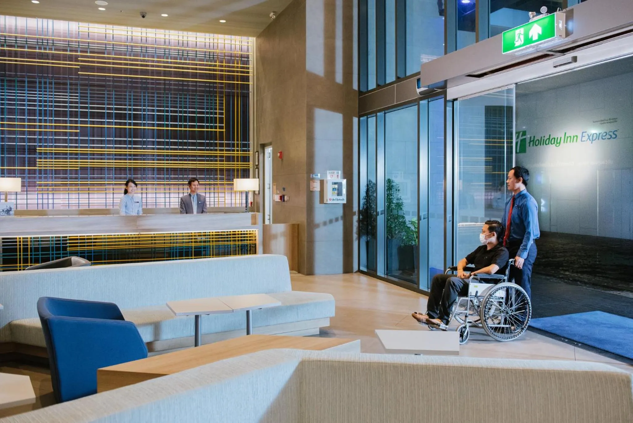 Lobby or reception in Holiday Inn Express Bangkok Soi Soonvijai by IHG