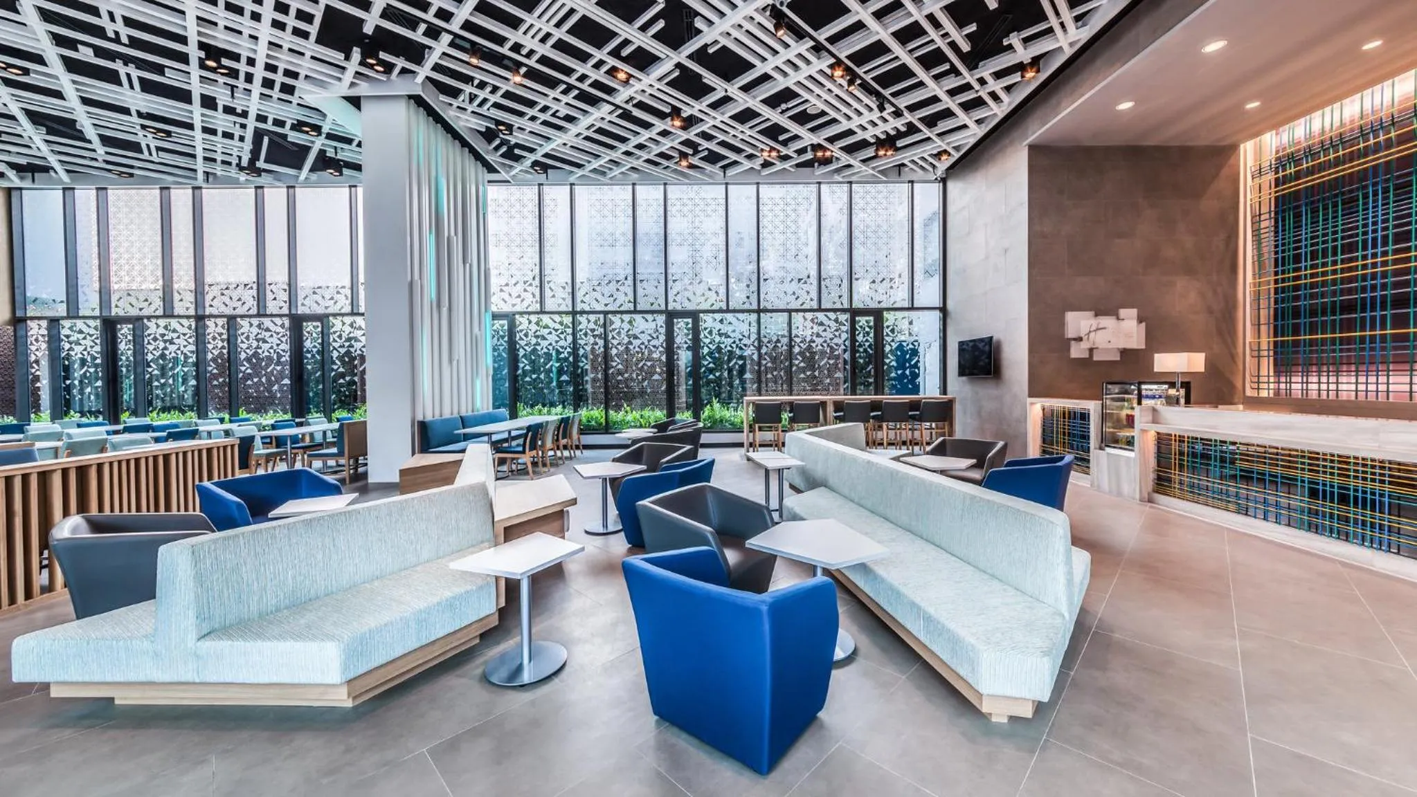 Lobby or reception in Holiday Inn Express Bangkok Soi Soonvijai by IHG