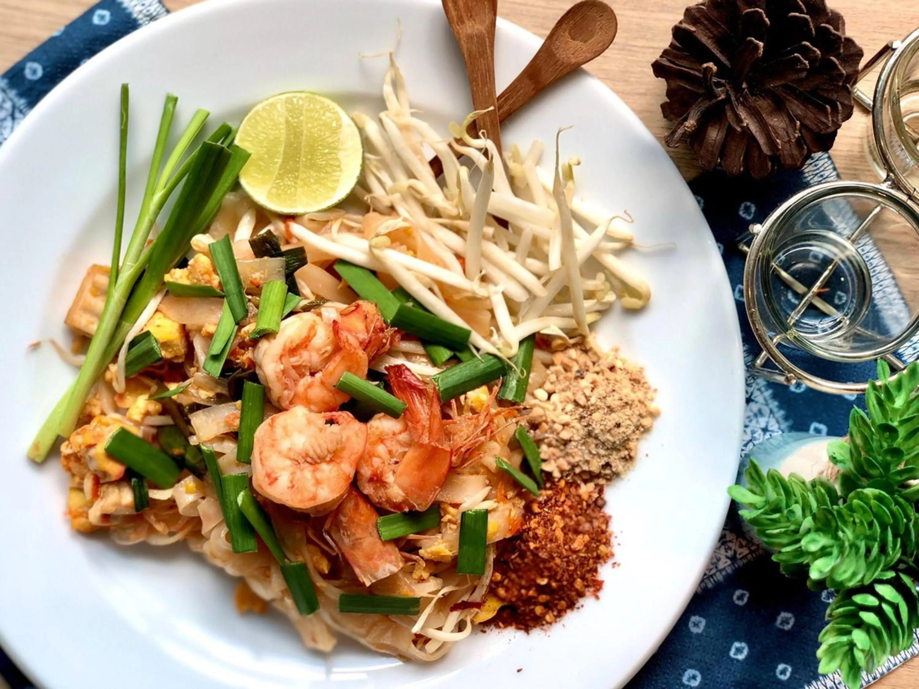 Restaurant/places to eat in Holiday Inn Express Bangkok Soi Soonvijai by IHG