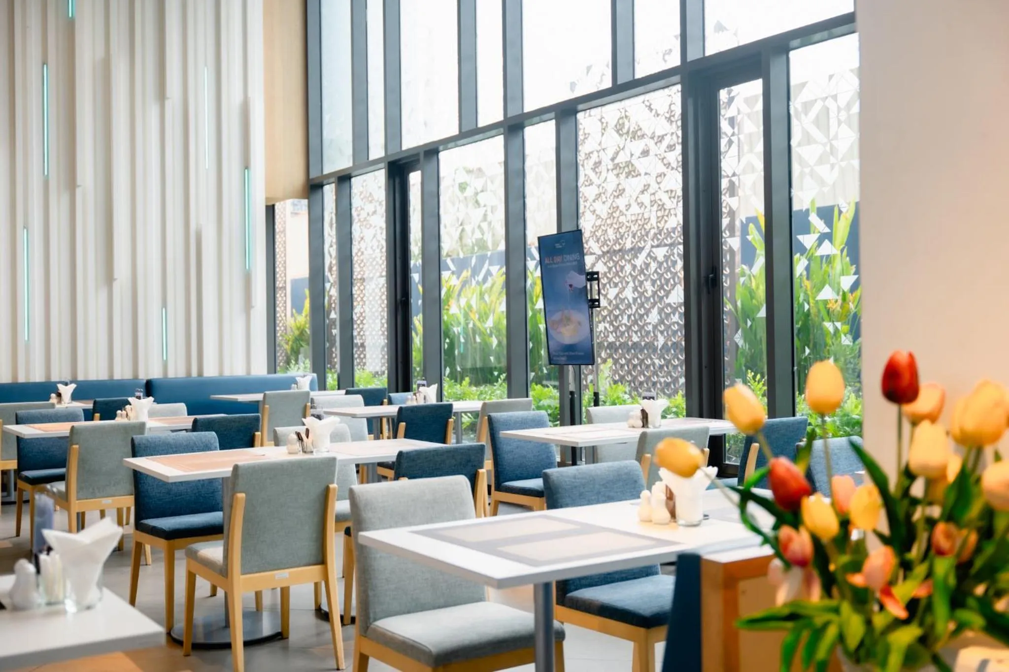 Restaurant/places to eat in Holiday Inn Express Bangkok Soi Soonvijai by IHG