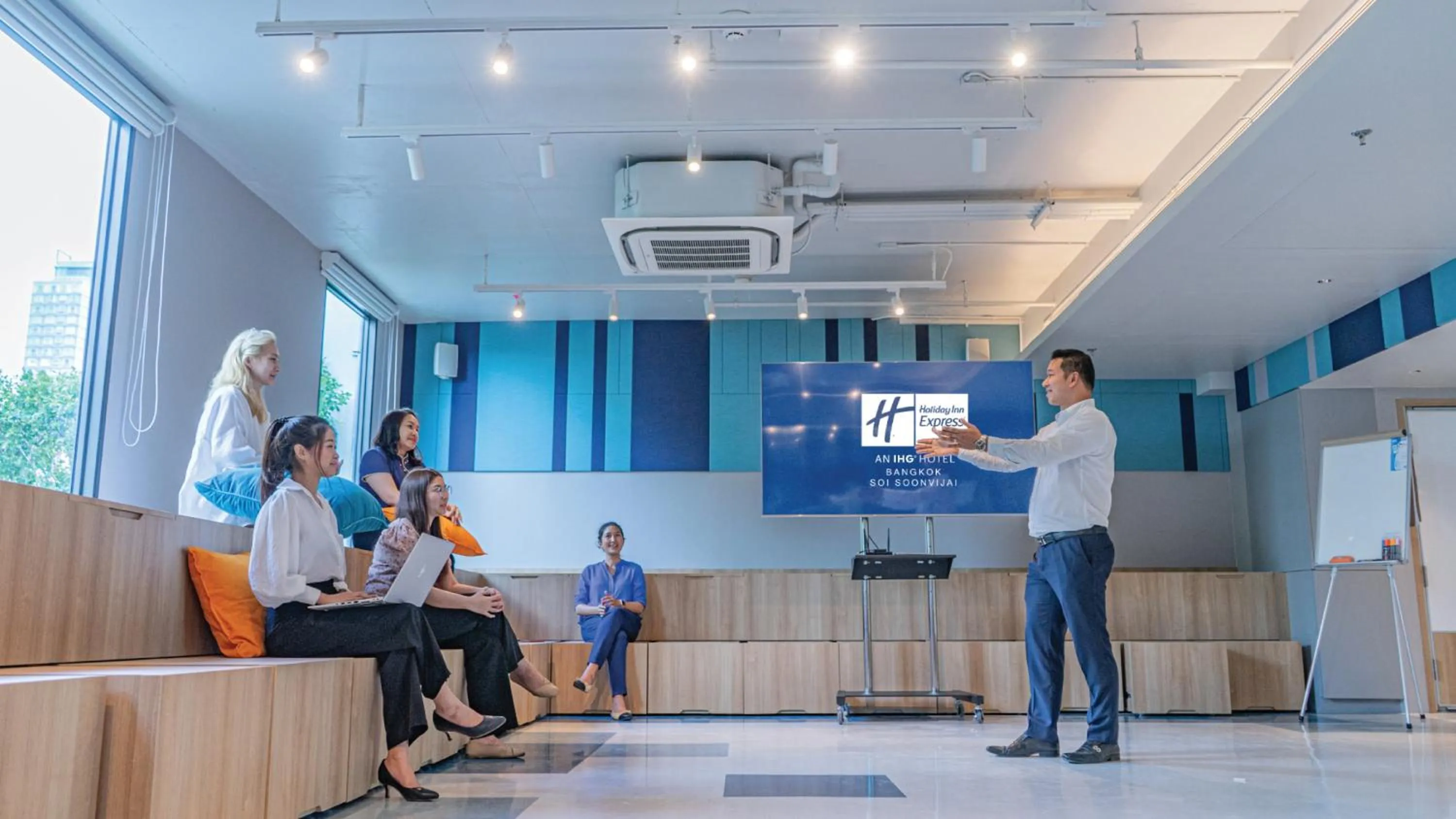 Meeting/conference room in Holiday Inn Express Bangkok Soi Soonvijai by IHG